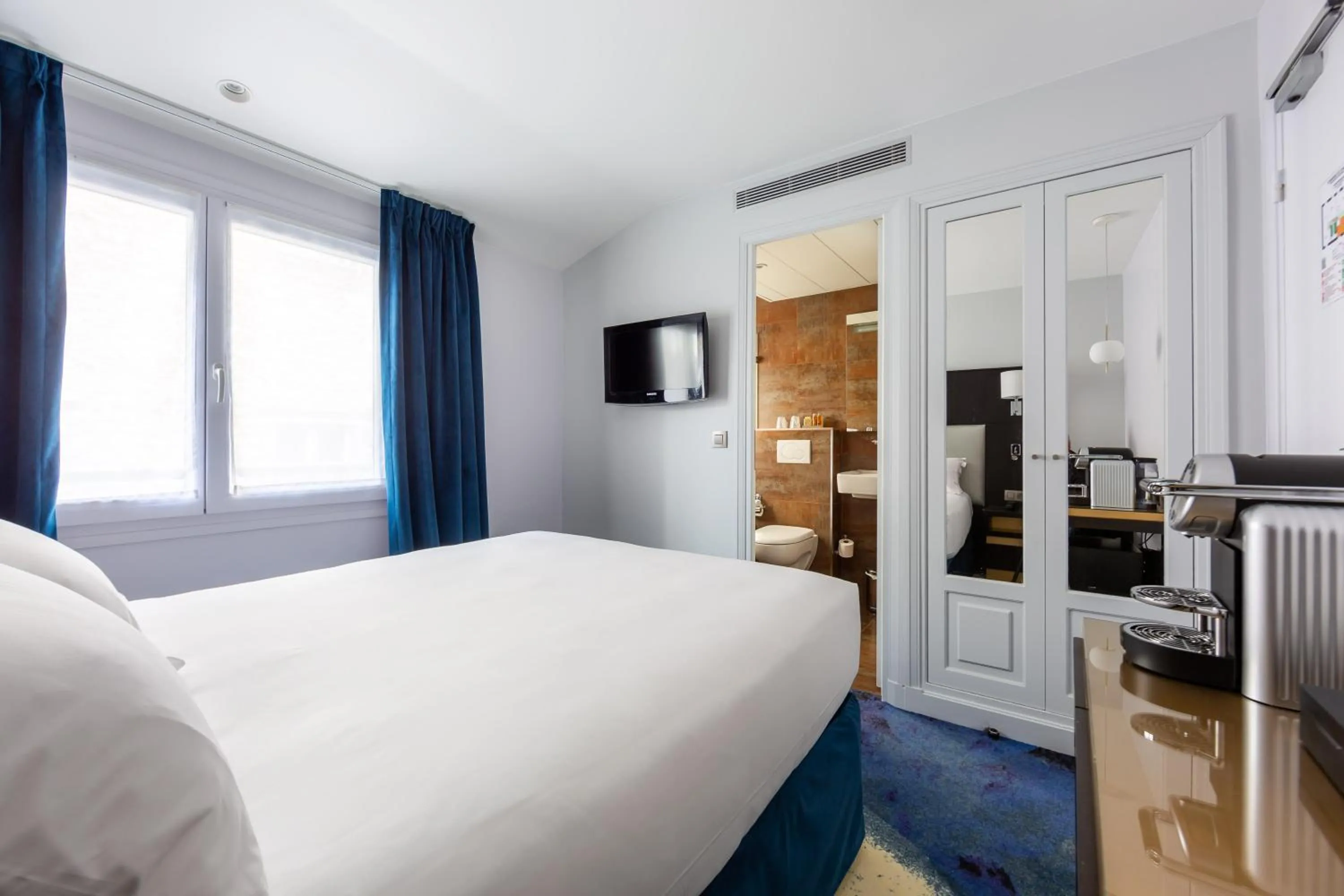 Bed in LOGIS Hôtel 15 Montparnasse