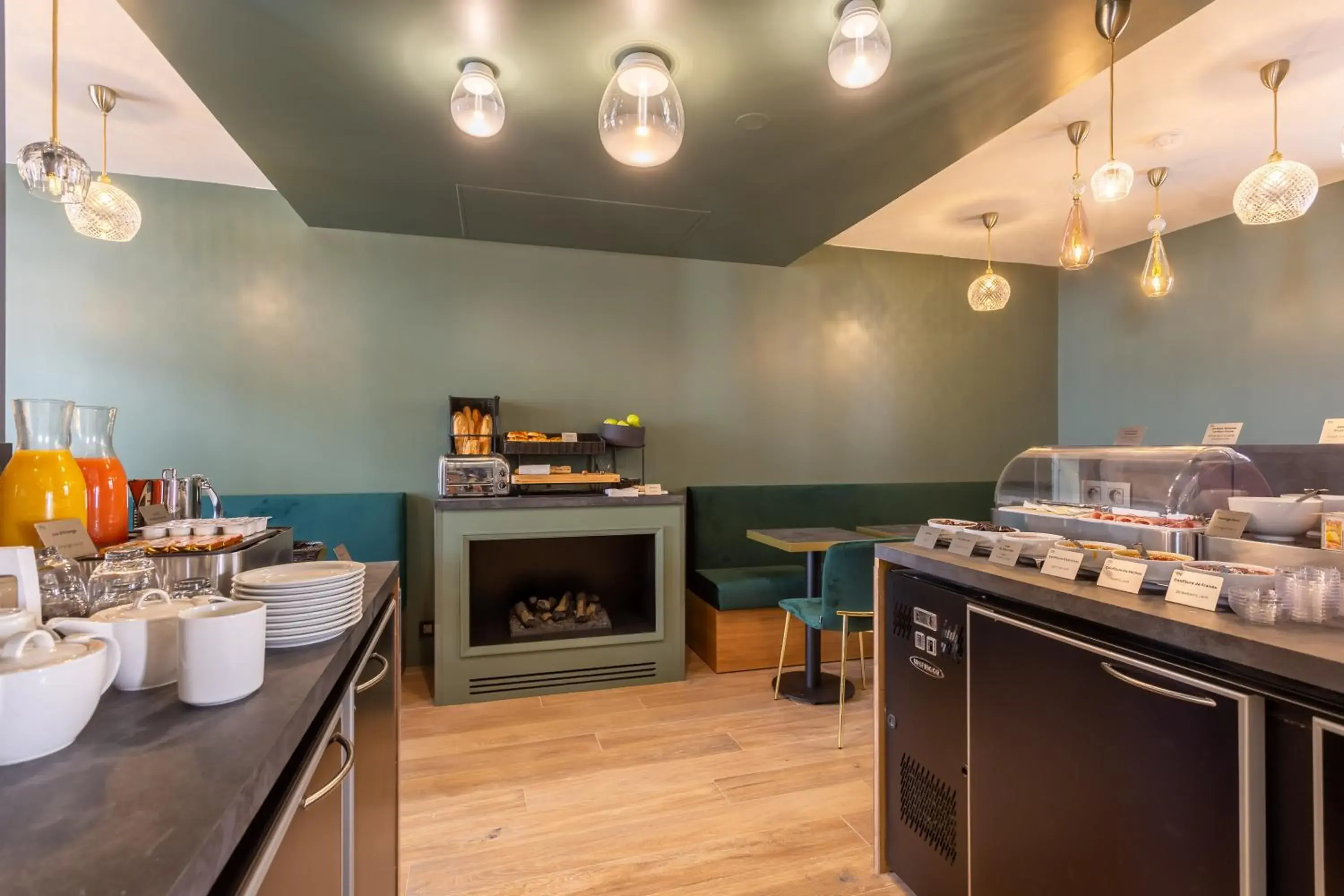 Breakfast in LOGIS Hôtel 15 Montparnasse Breakfast in LOGIS Hôtel 15 Montparnasse