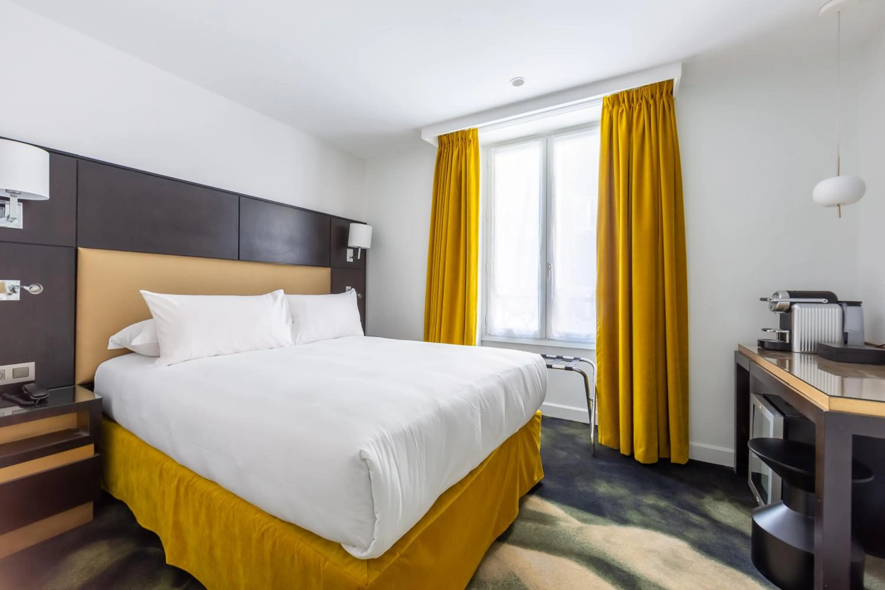 Bed in LOGIS Hôtel 15 Montparnasse