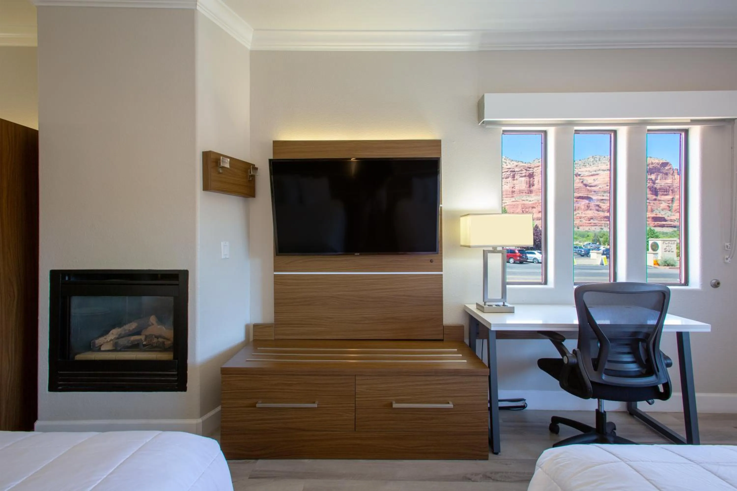 TV and multimedia, Bed in Wildflower Inn at Bell Rock