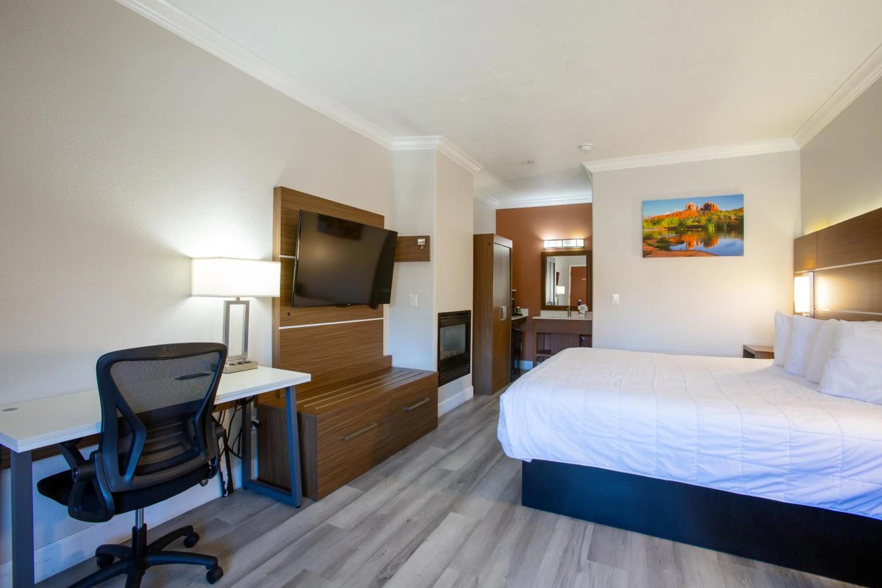 TV and multimedia, Bed in Wildflower Inn at Bell Rock