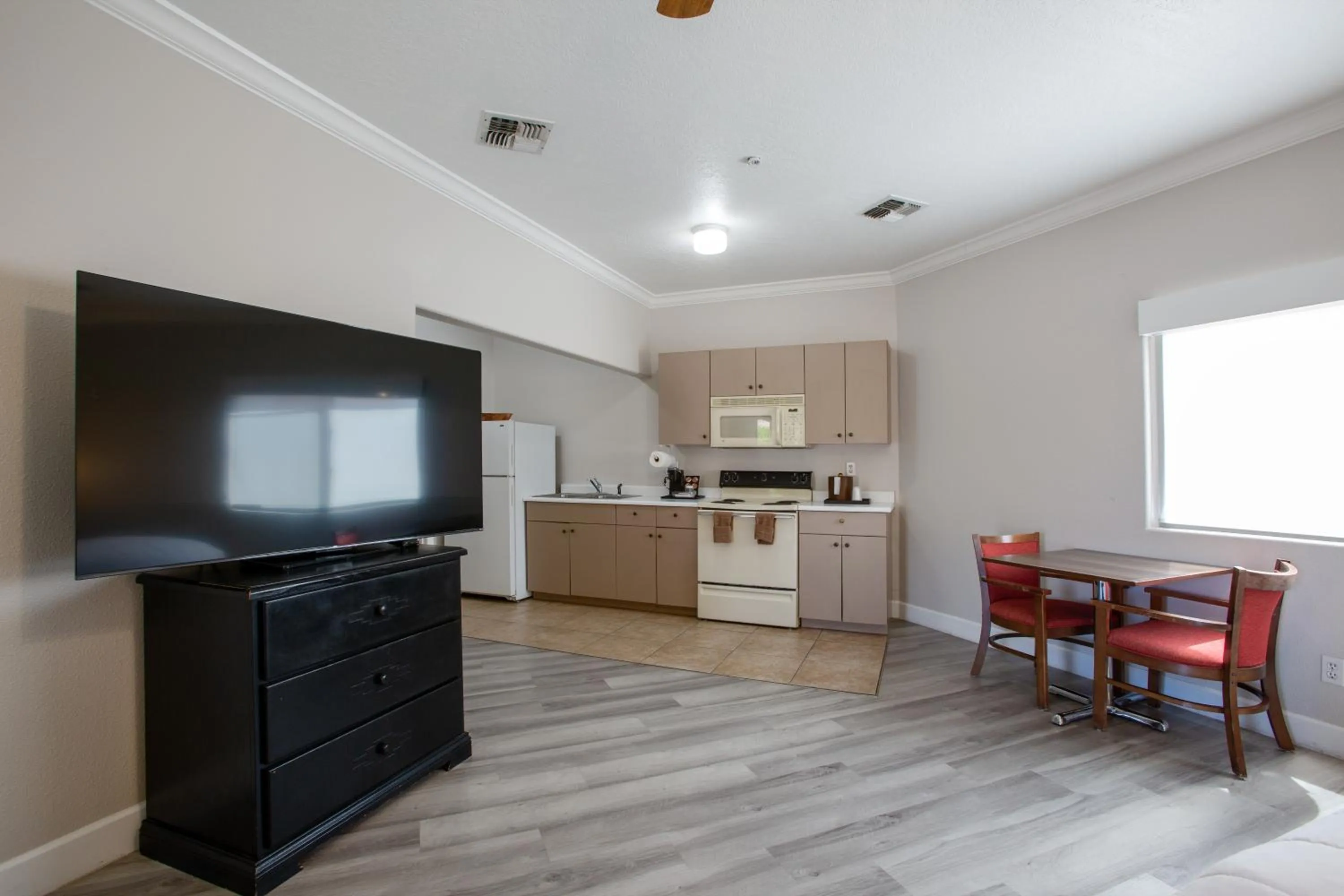 TV and multimedia in Wildflower Inn at Bell Rock