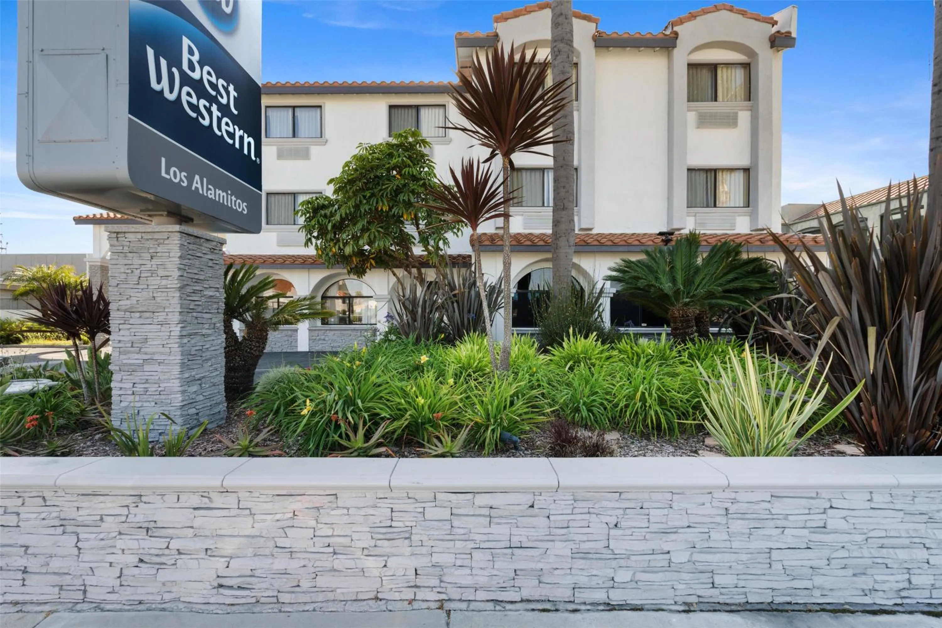 Property building in Best Western Los Alamitos Inn & Suites