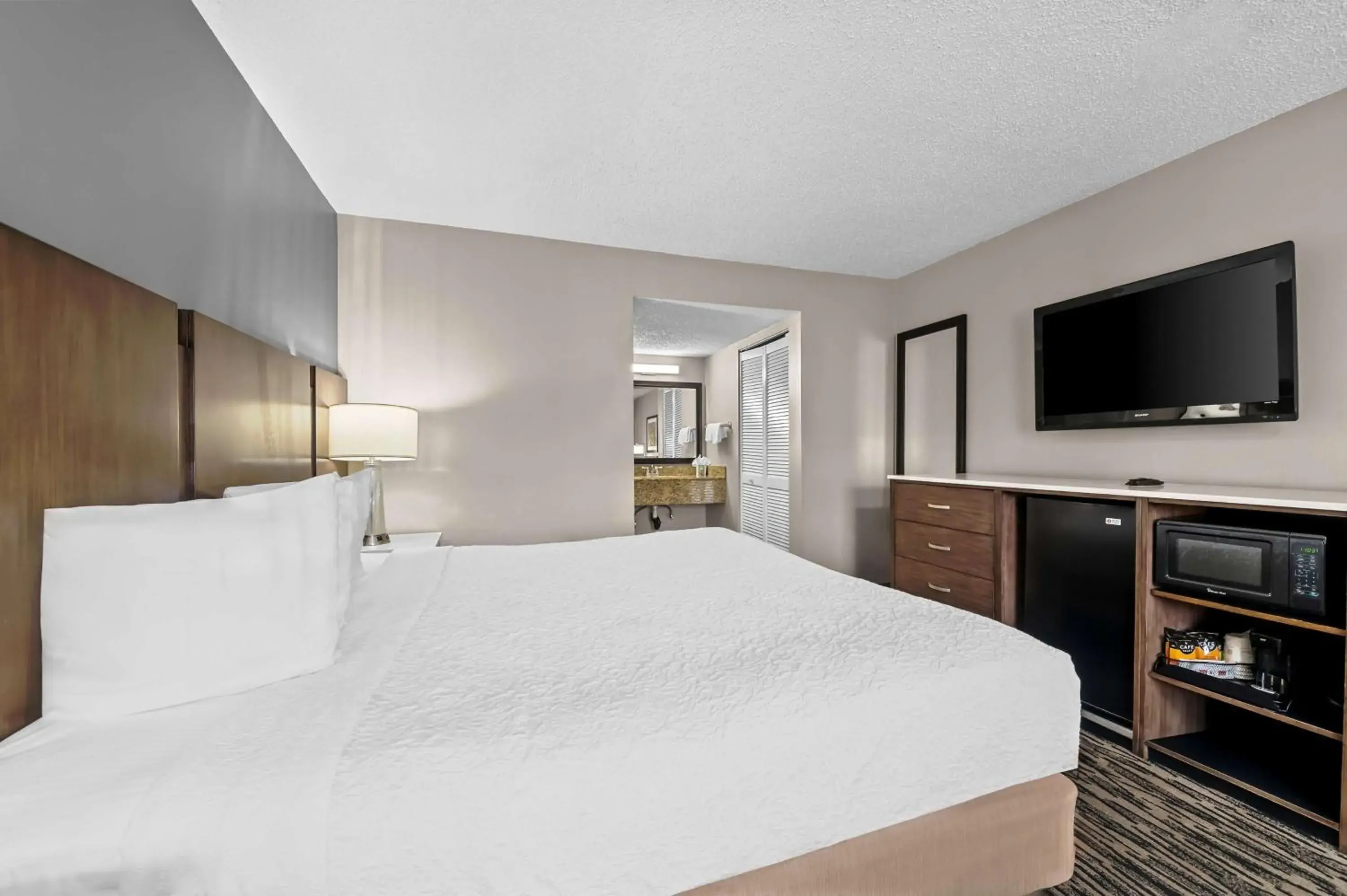 Bedroom, Bed in Best Western Los Alamitos Inn & Suites Bedroom, Bed in Best Western Los Alamitos Inn & Suites