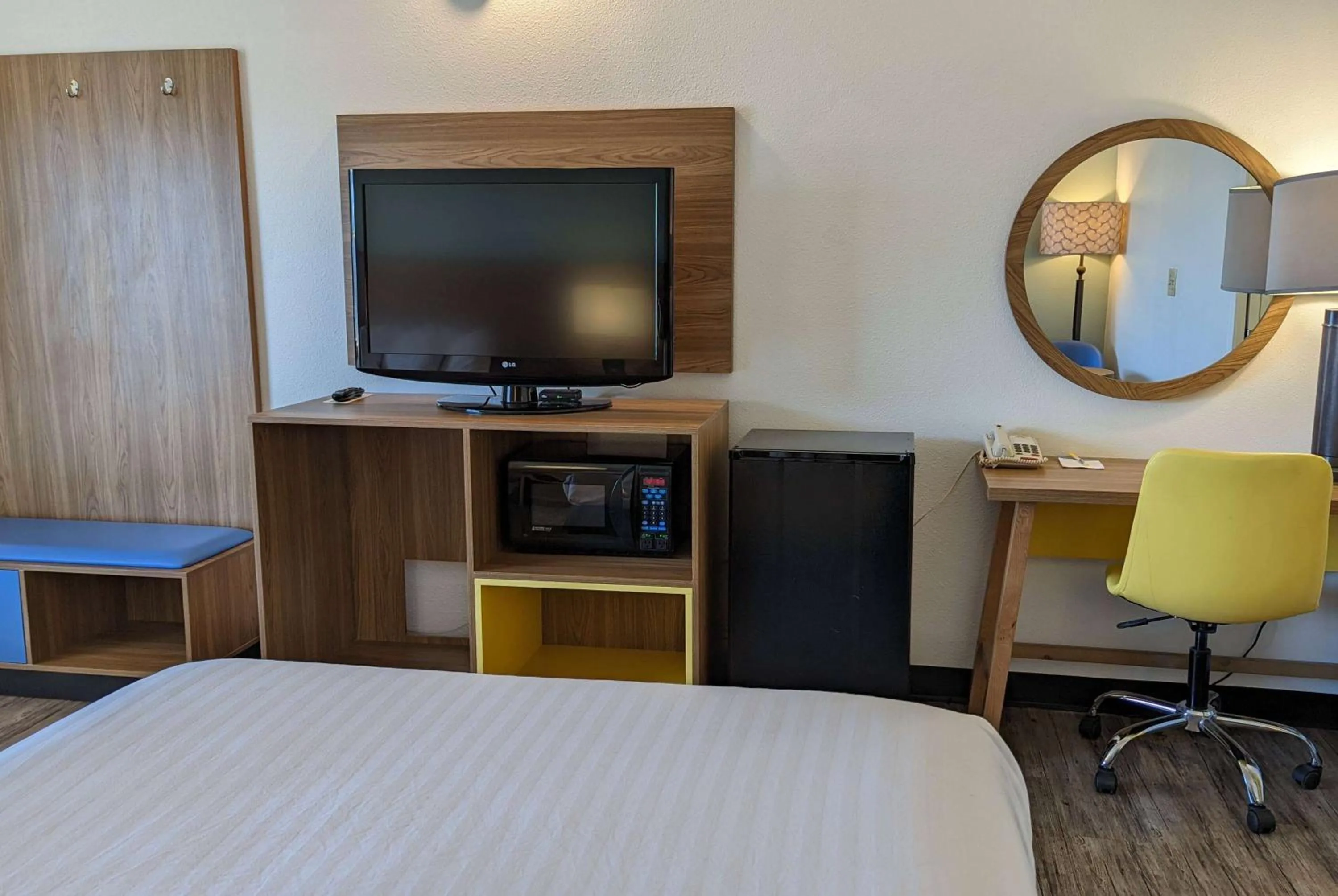 Photo of the whole room, Bed in Days Inn by Wyndham Lake Havasu