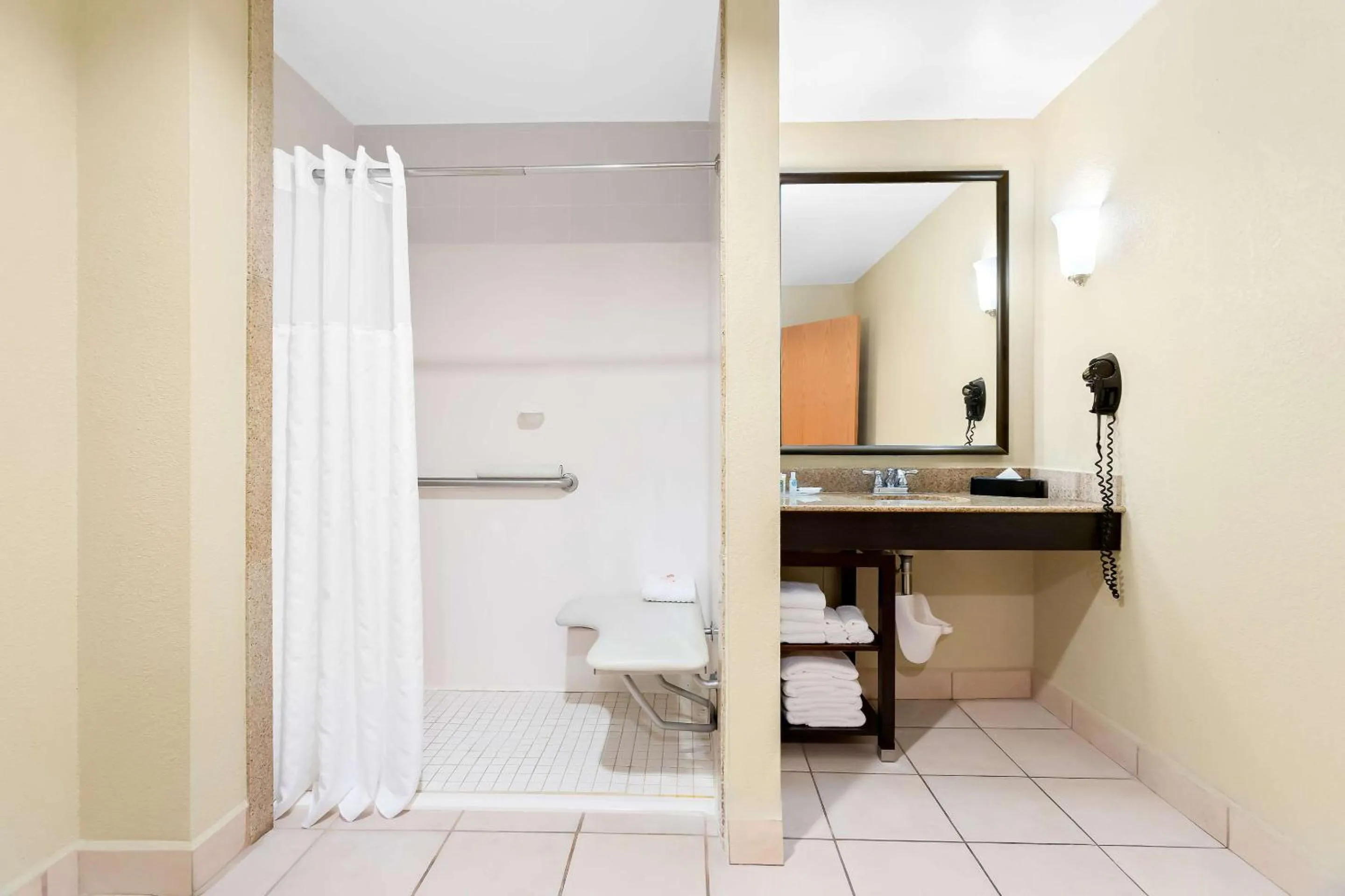 Bedroom in Comfort Suites Tampa Airport North