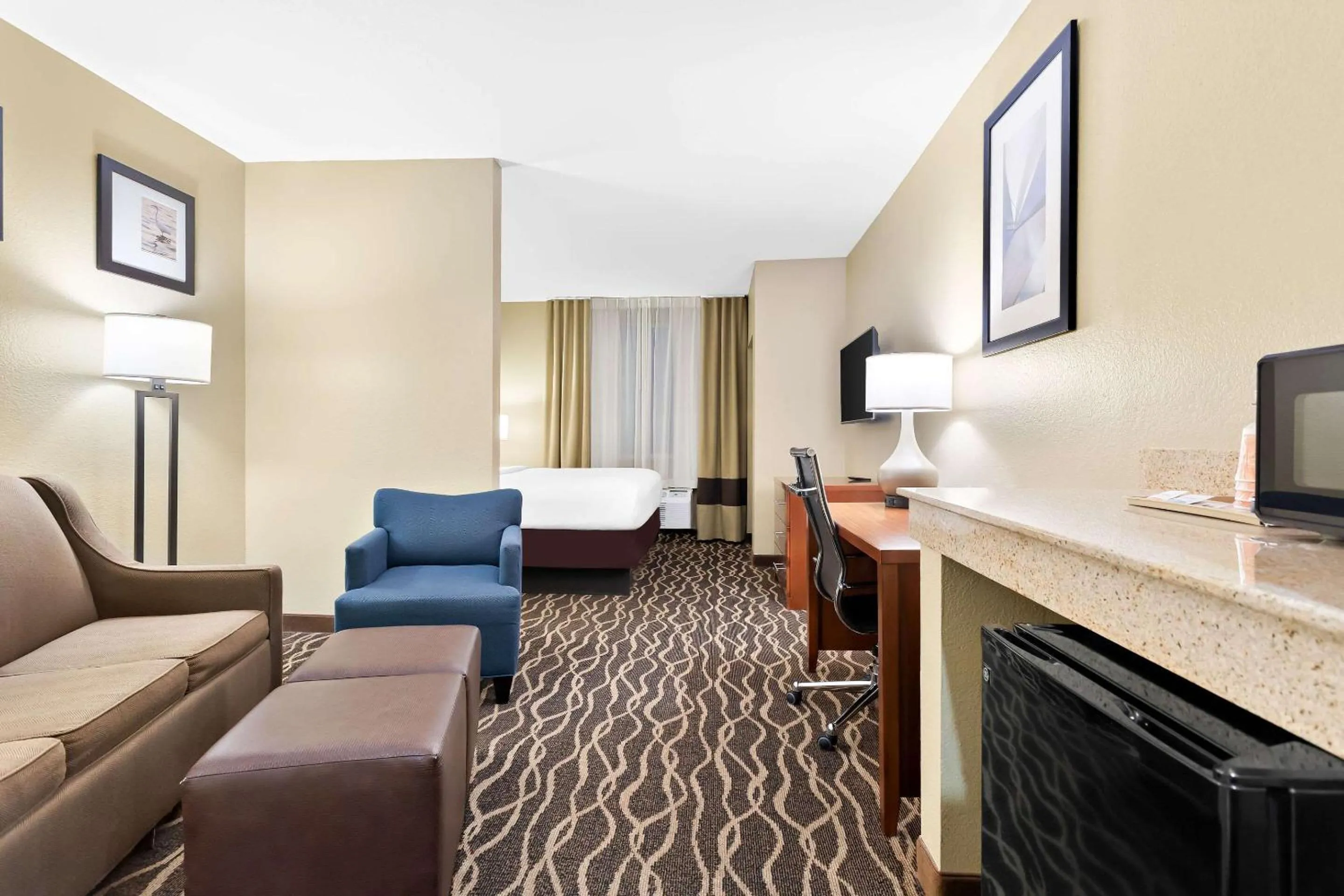 Bedroom in Comfort Suites Tampa Airport North