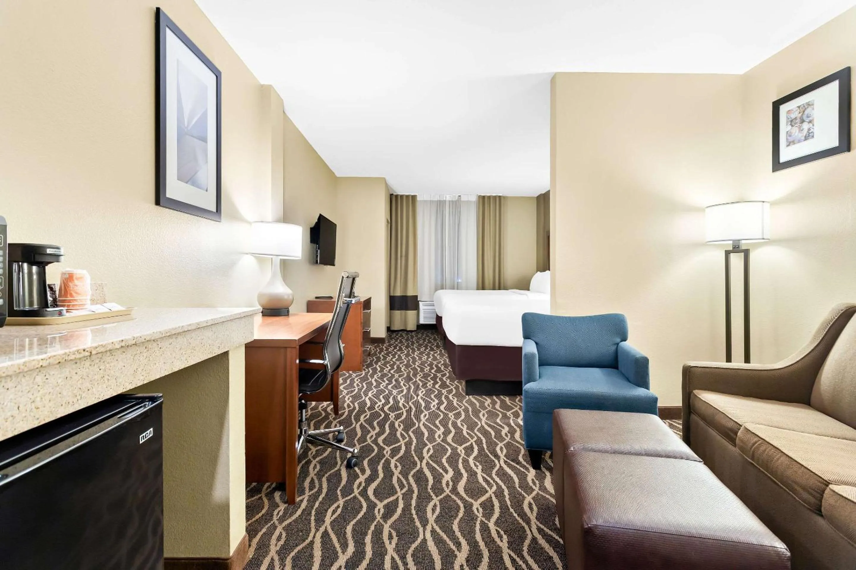 Bedroom in Comfort Suites Tampa Airport North