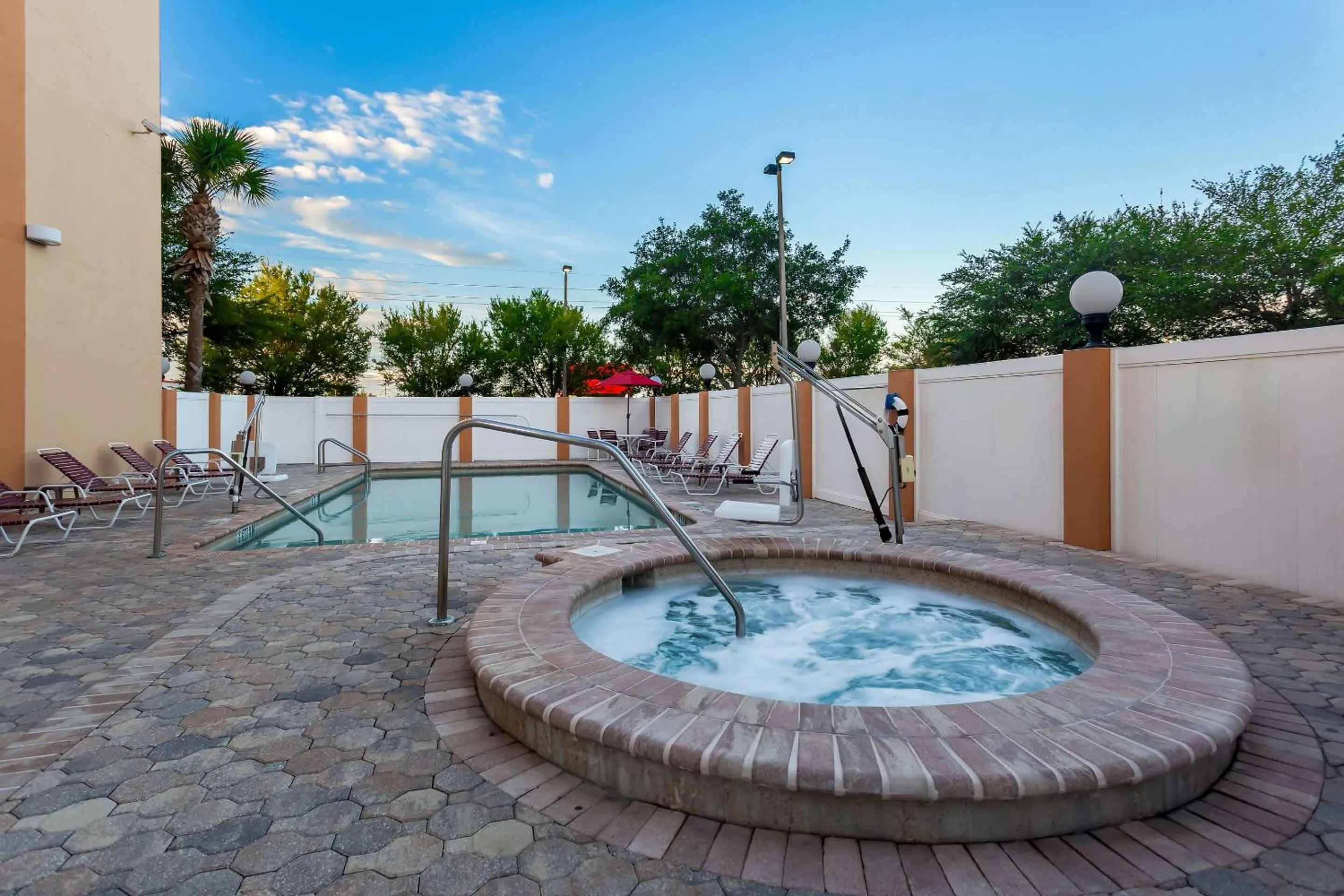 Swimming pool in Comfort Suites Tampa Airport North