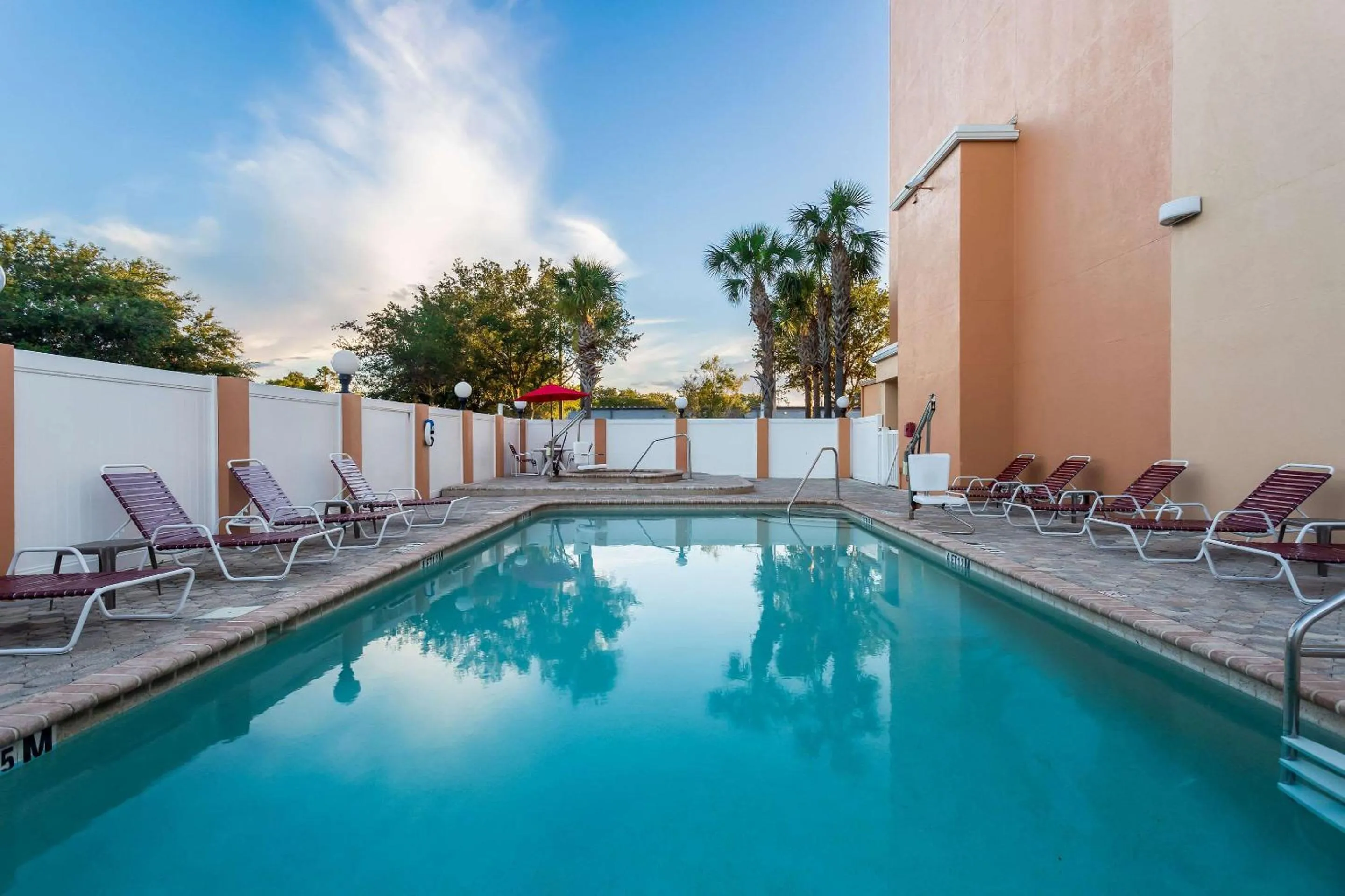 Swimming pool in Comfort Suites Tampa Airport North