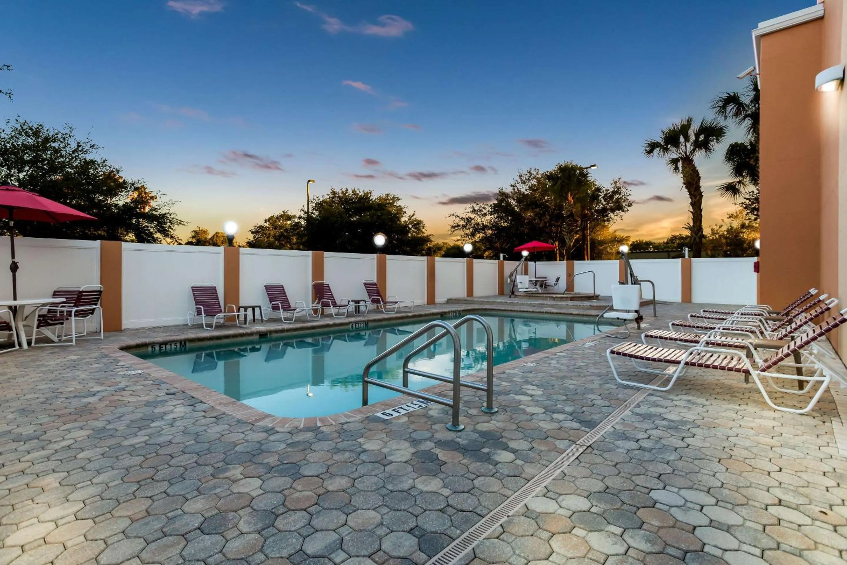 Swimming pool in Comfort Suites Tampa Airport North