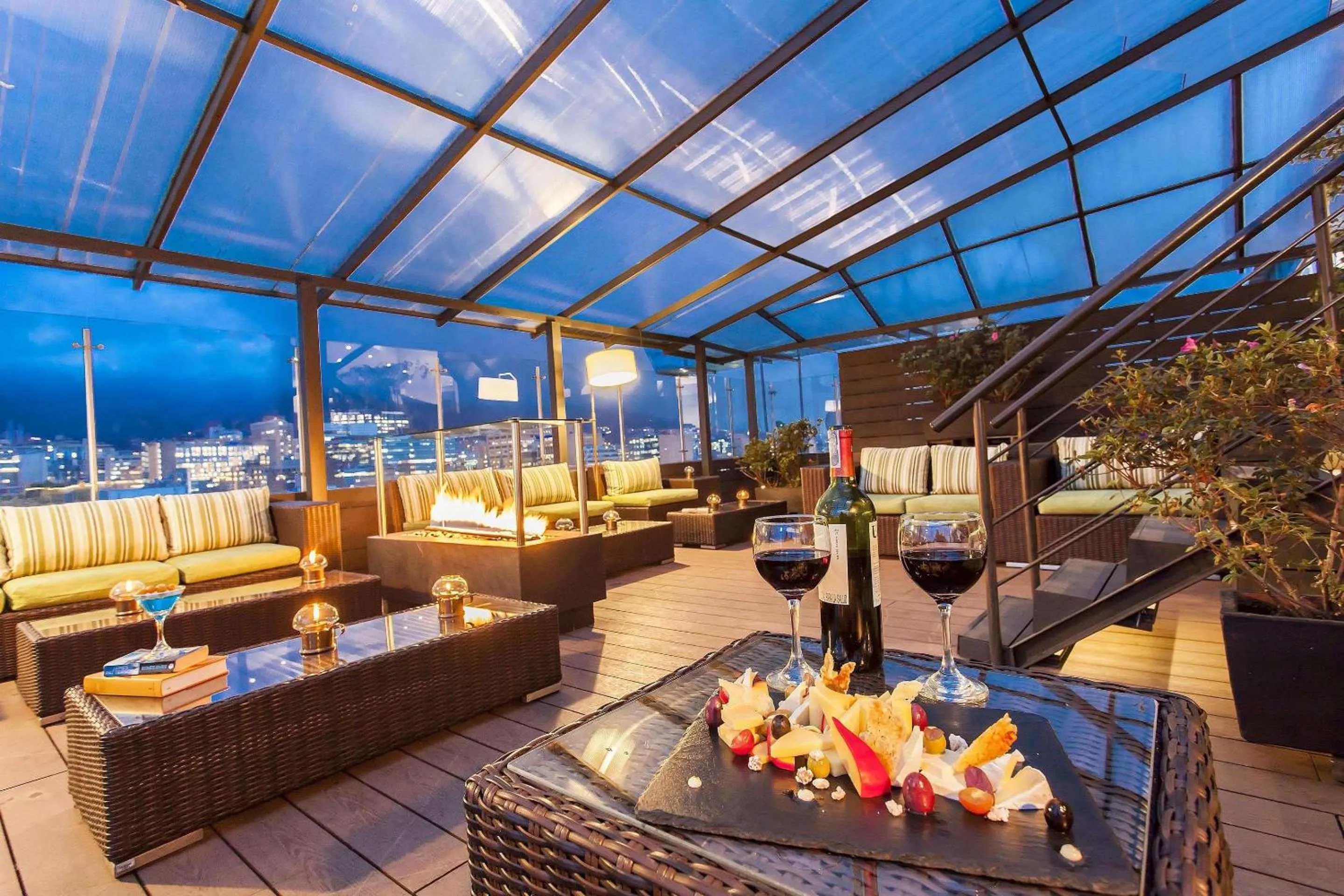 Lounge or bar in Radisson Bogota Metrotel