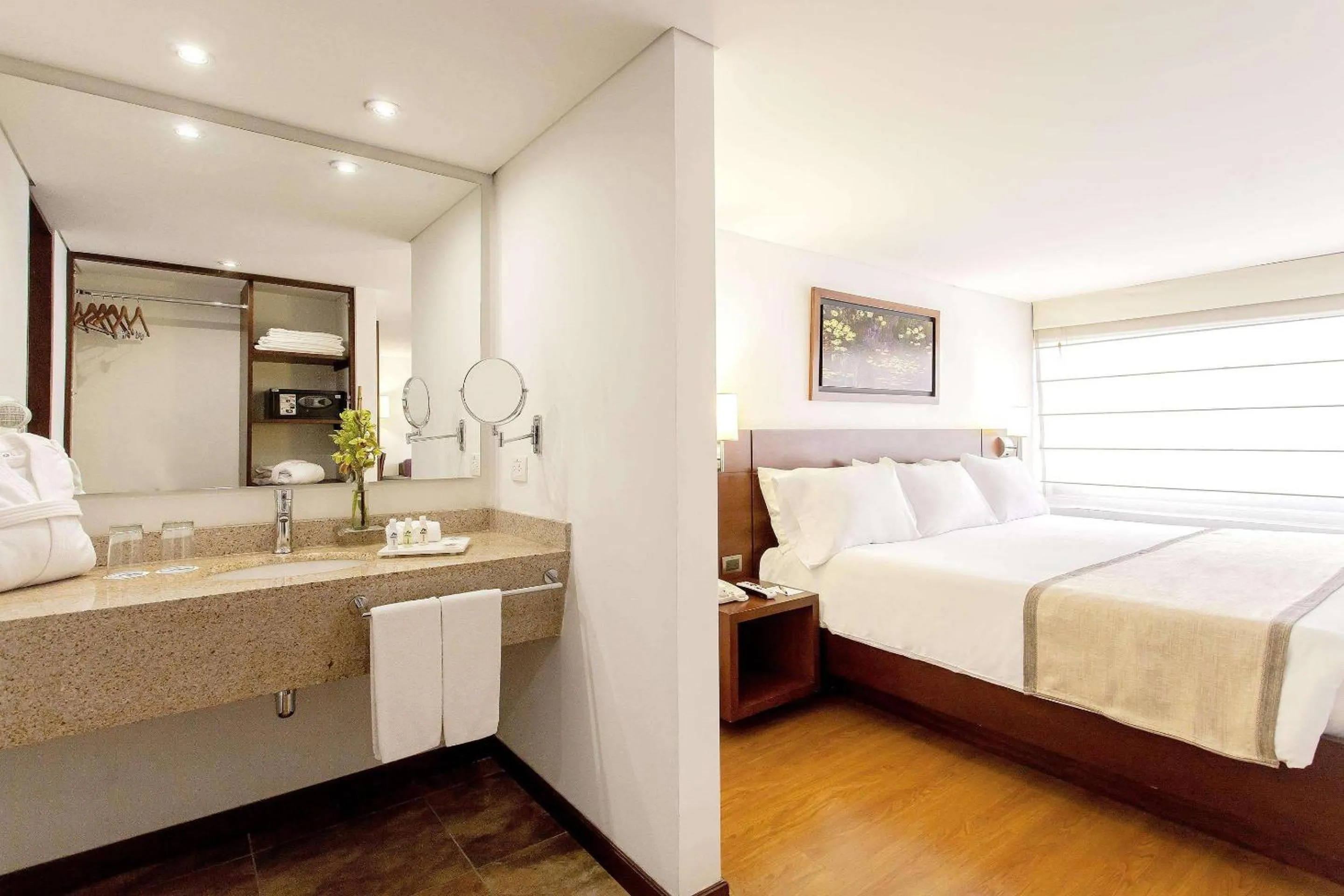 Bedroom, Bed in Radisson Bogota Metrotel