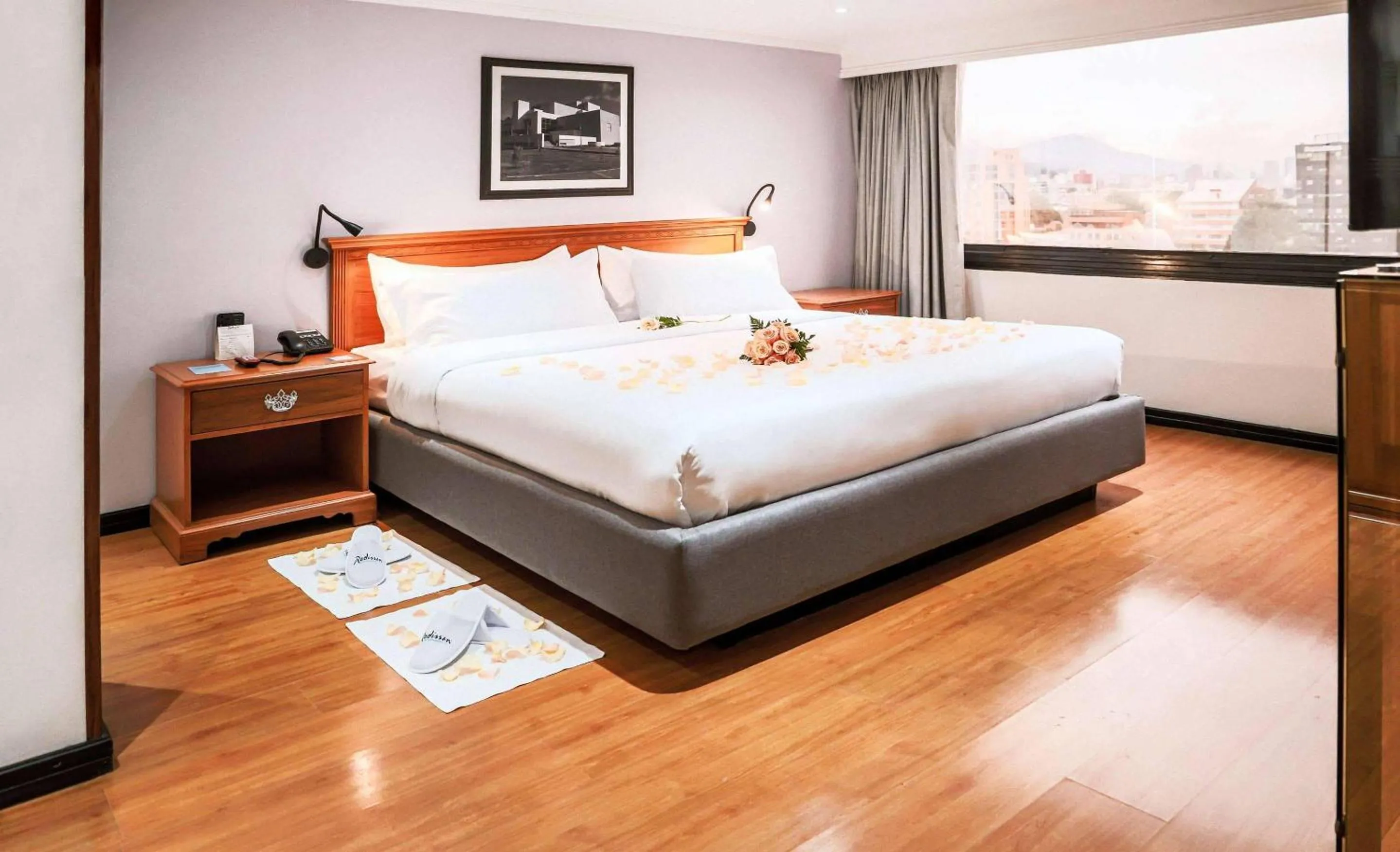 Bedroom, Bed in Radisson Bogota Metrotel