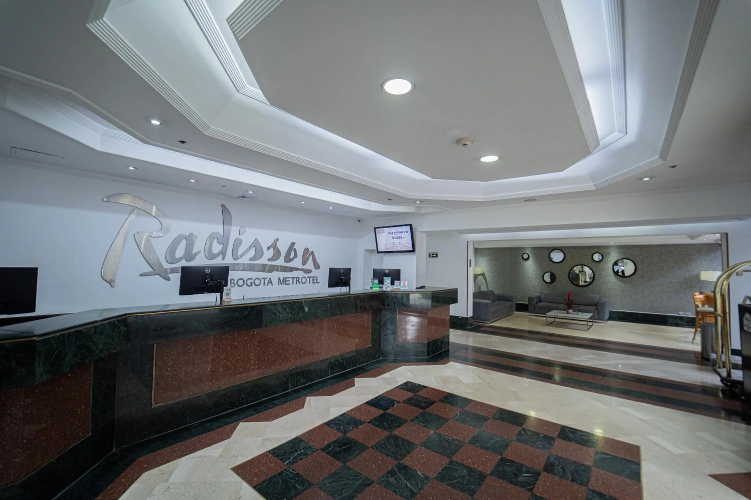 Lobby or reception in Radisson Bogota Metrotel