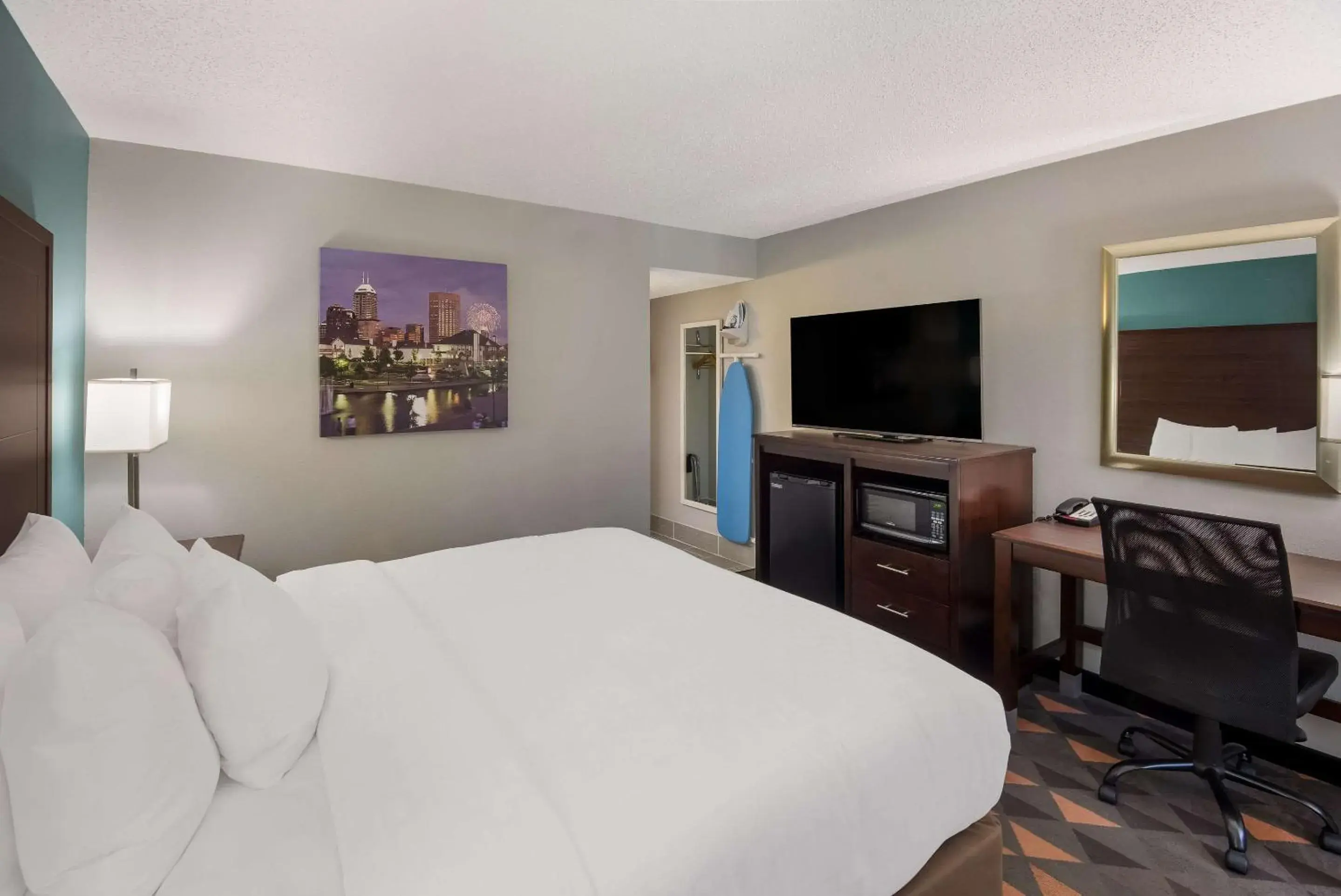 Bedroom, Bed in Clarion Pointe Indianapolis Northeast Bedroom, Bed in Clarion Pointe Indianapolis Northeast