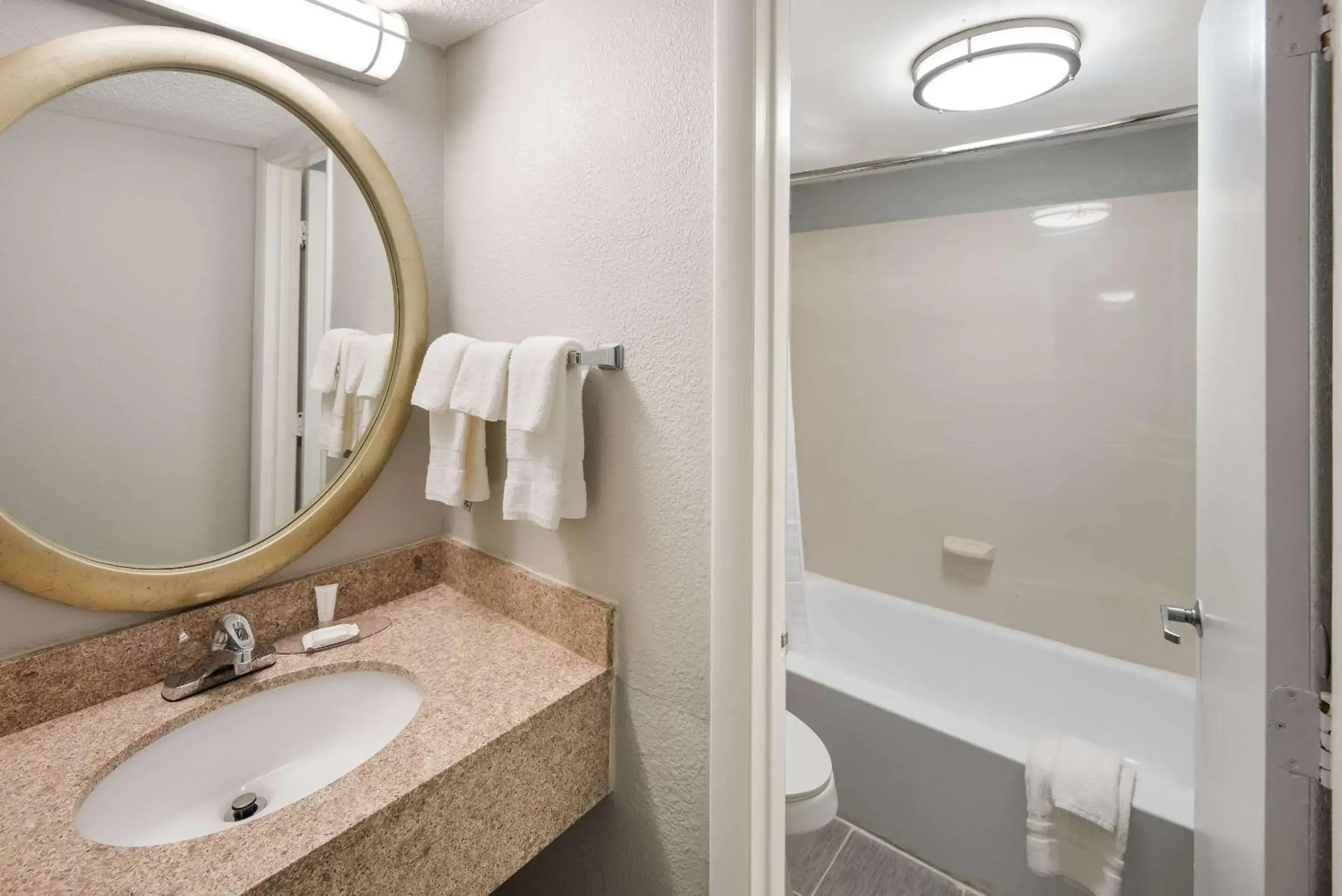 King Room - Non Smoking in Clarion Pointe Indianapolis Northeast King Room - Non Smoking in Clarion Pointe Indianapolis Northeast