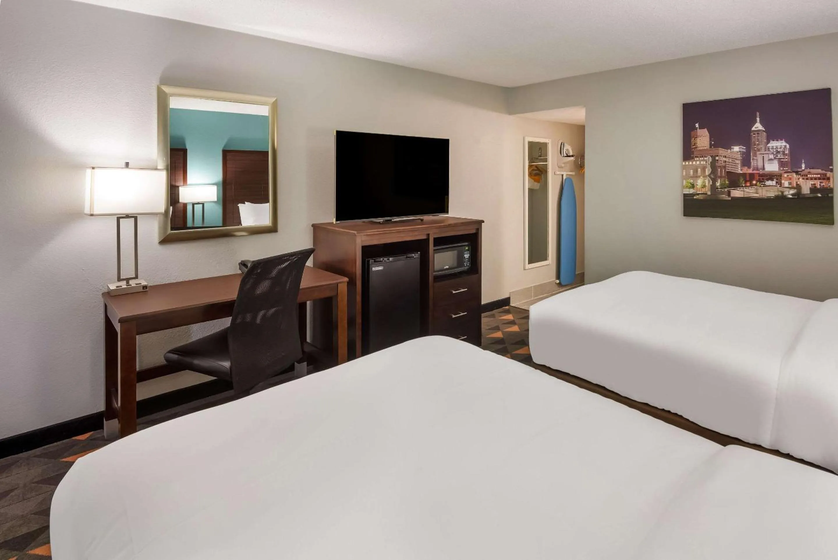 Bedroom, Bed in Clarion Pointe Indianapolis Northeast