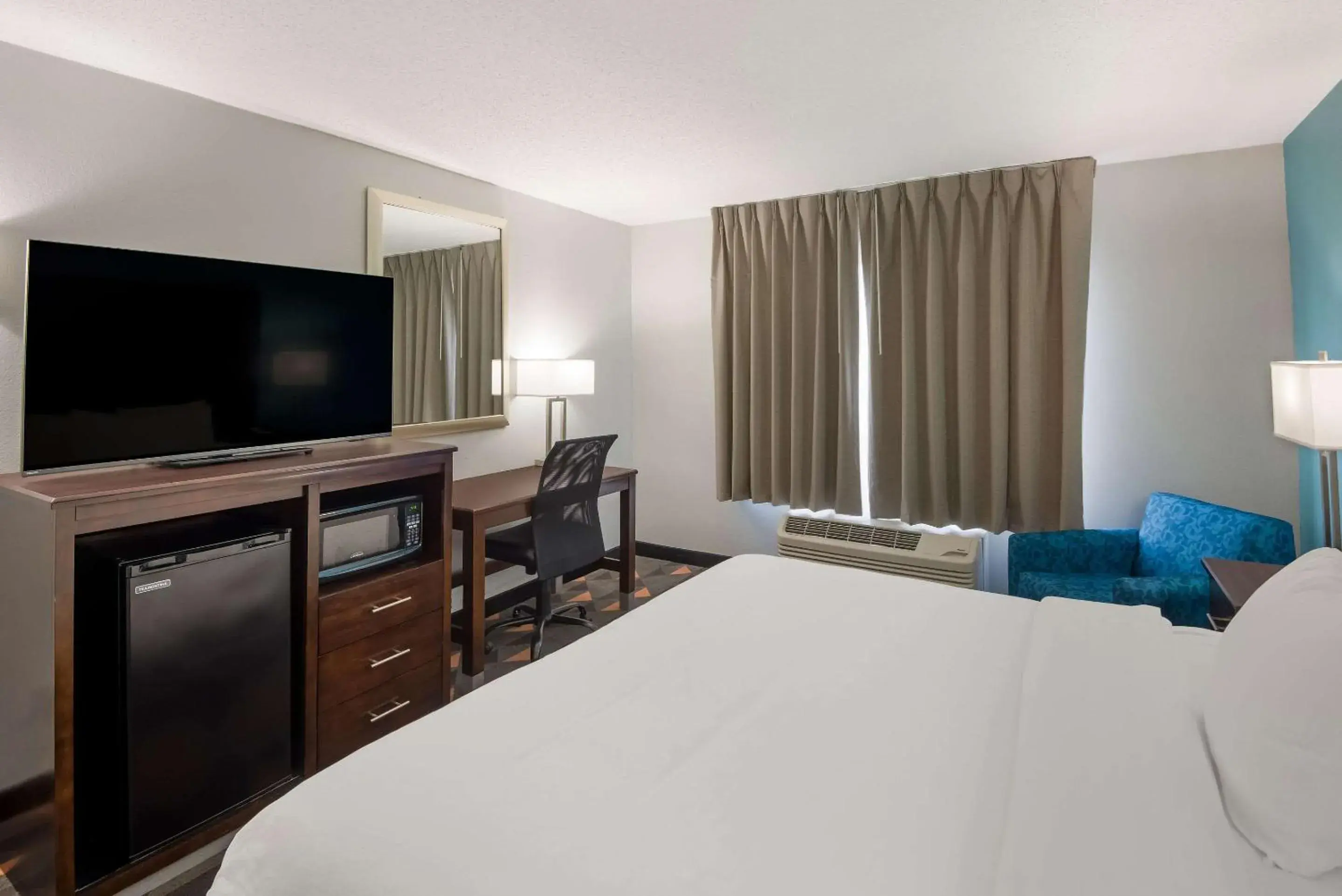 Bedroom, Bed in Clarion Pointe Indianapolis Northeast Bedroom, Bed in Clarion Pointe Indianapolis Northeast