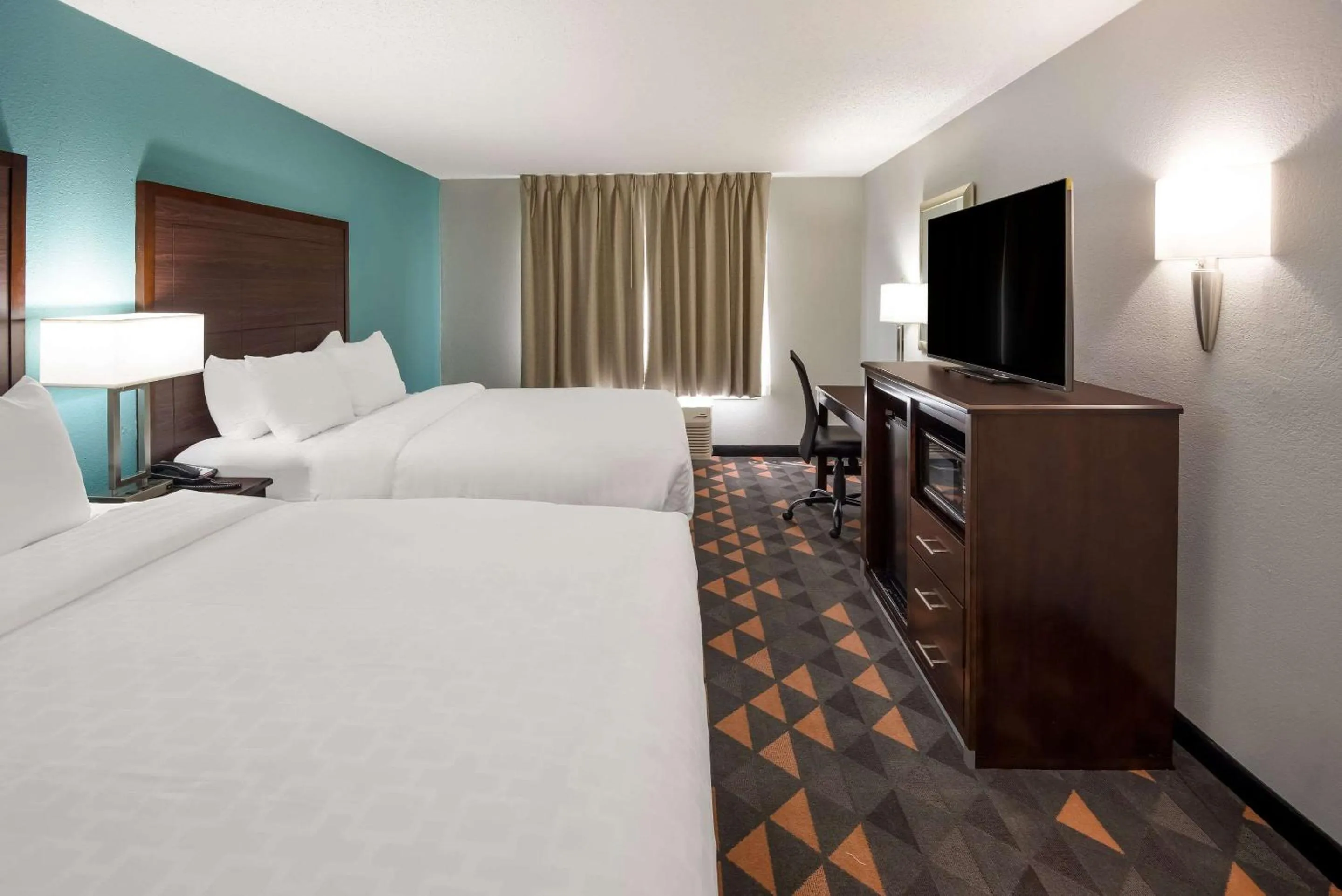 Bedroom, Bed in Clarion Pointe Indianapolis Northeast