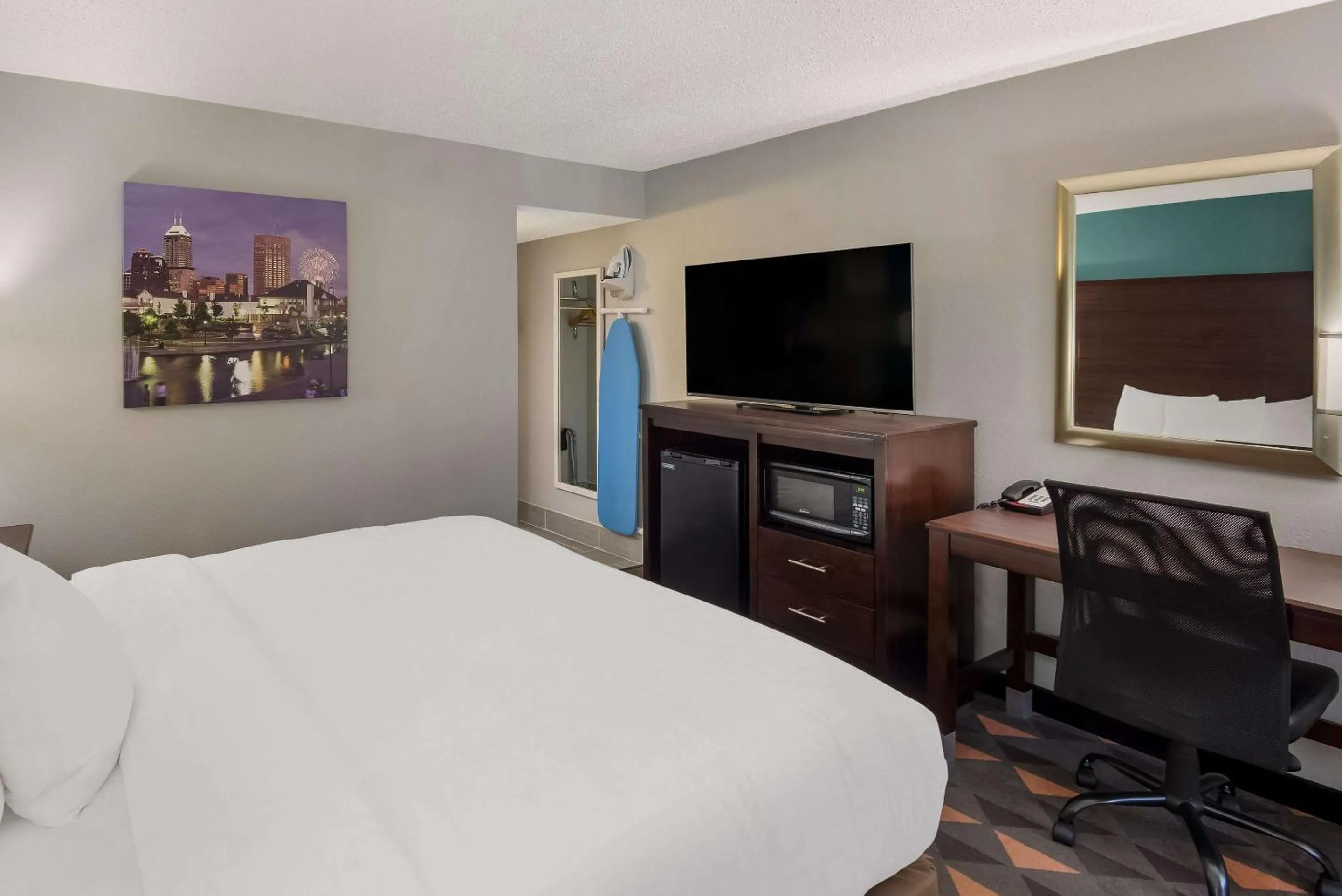 Bedroom, Bed in Clarion Pointe Indianapolis Northeast