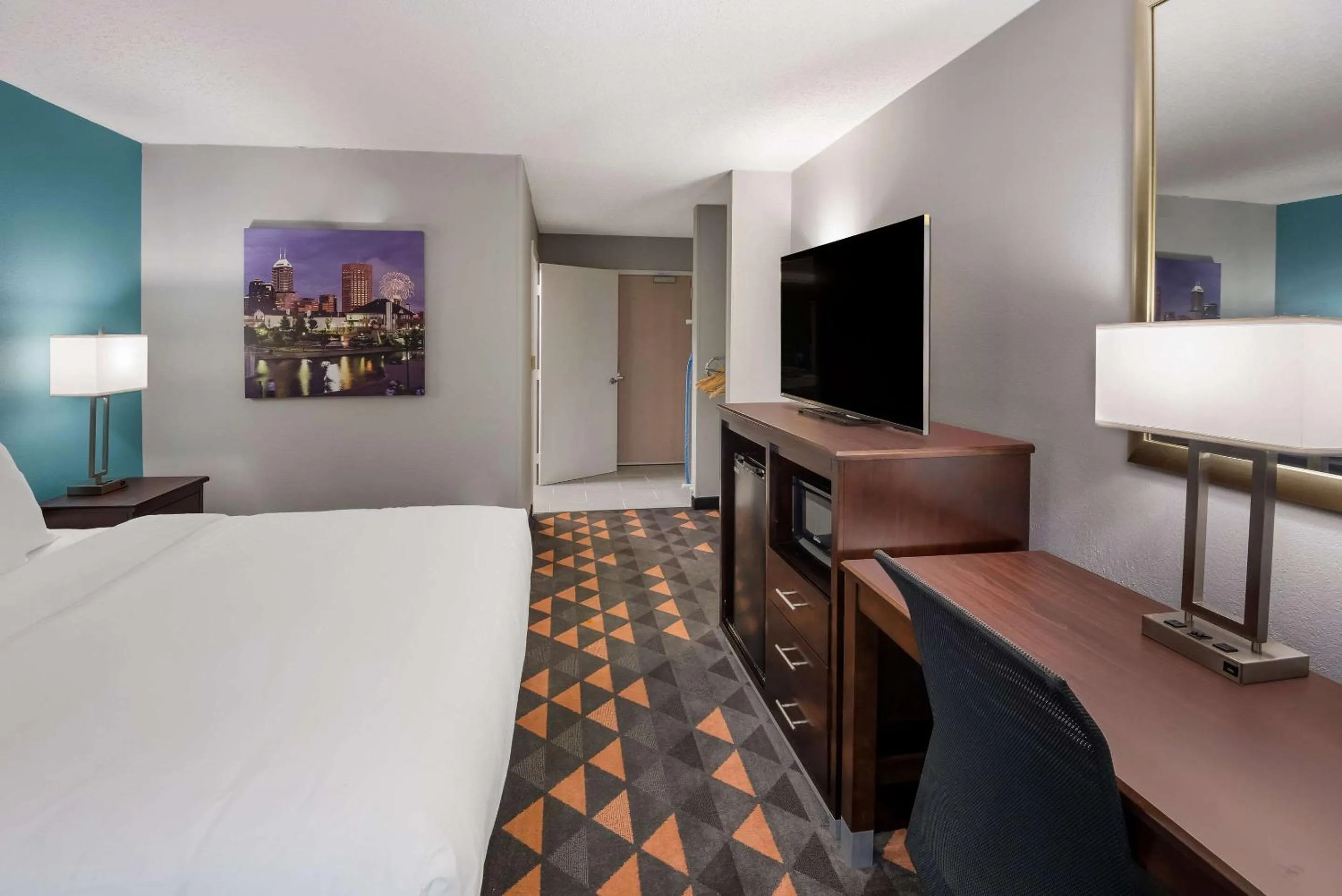 Bedroom, Bed in Clarion Pointe Indianapolis Northeast