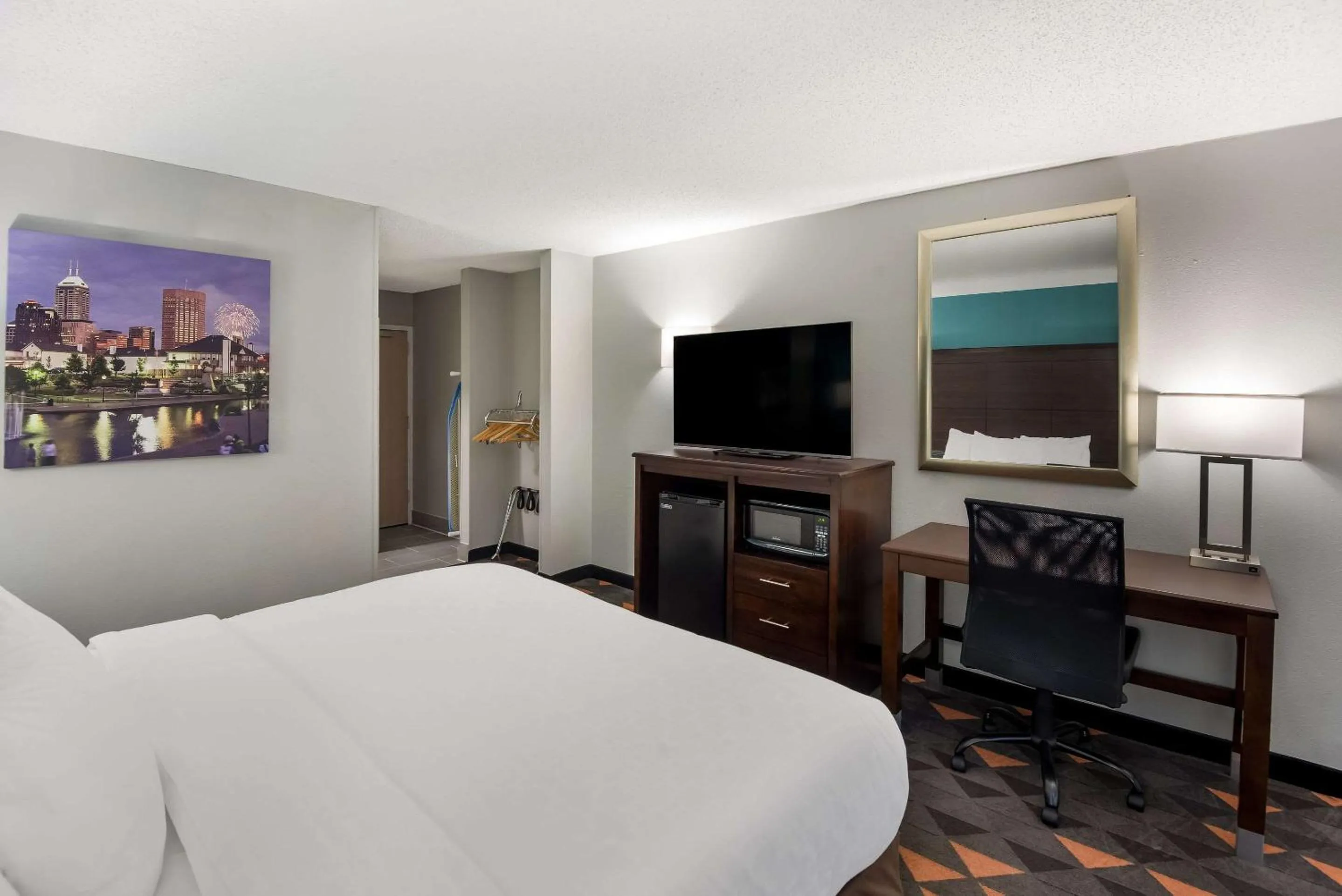 Bedroom, Bed in Clarion Pointe Indianapolis Northeast