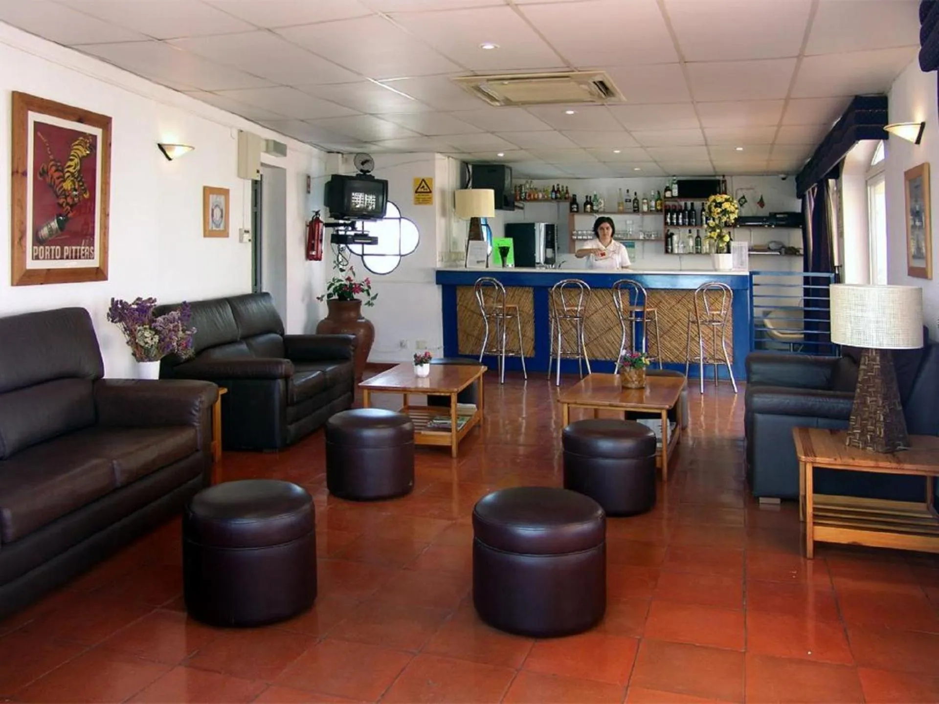 Communal lounge/ TV room in Apartamentos Turisticos Regina