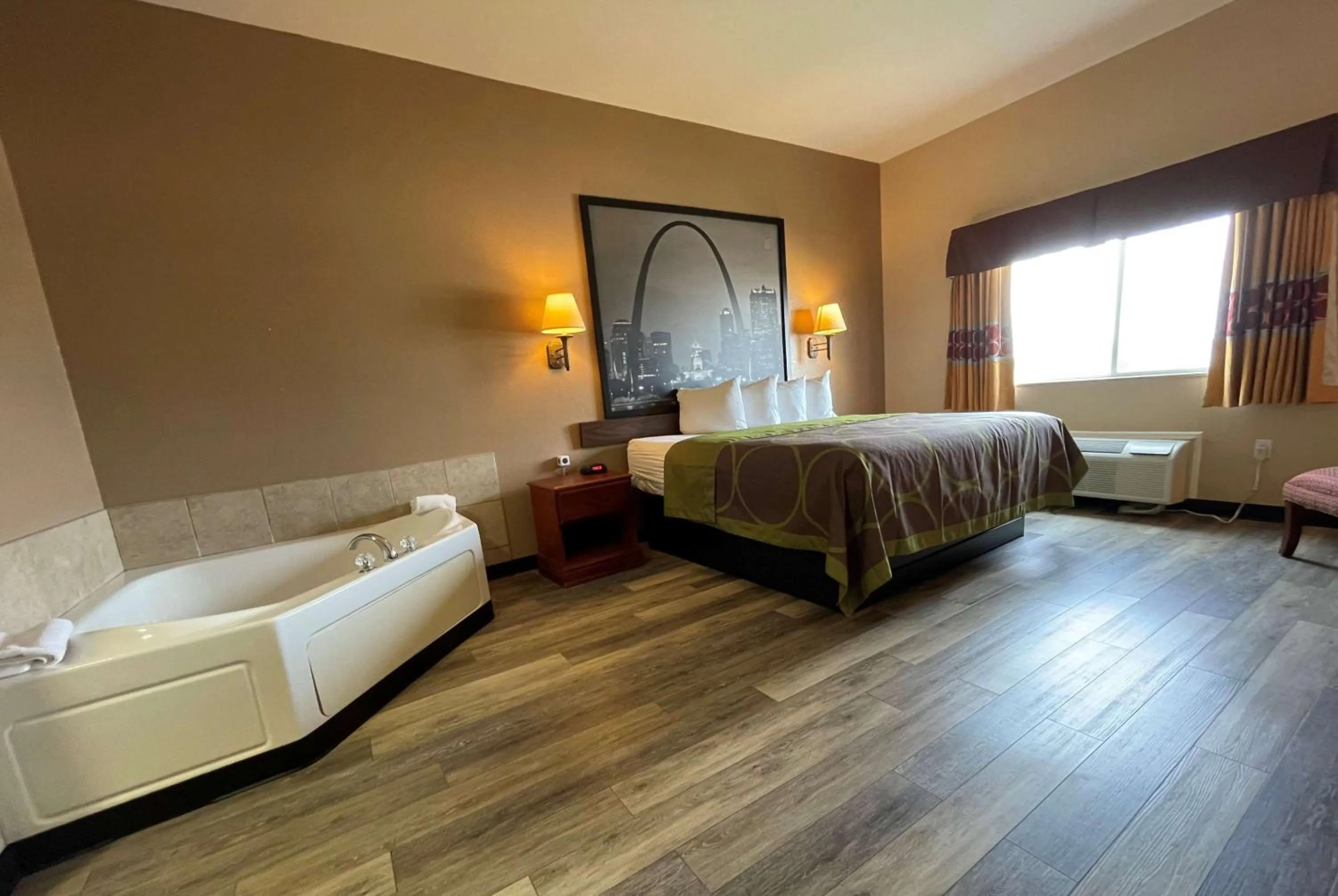 Photo of the whole room, Bed in Super 8 by Wyndham Rolla