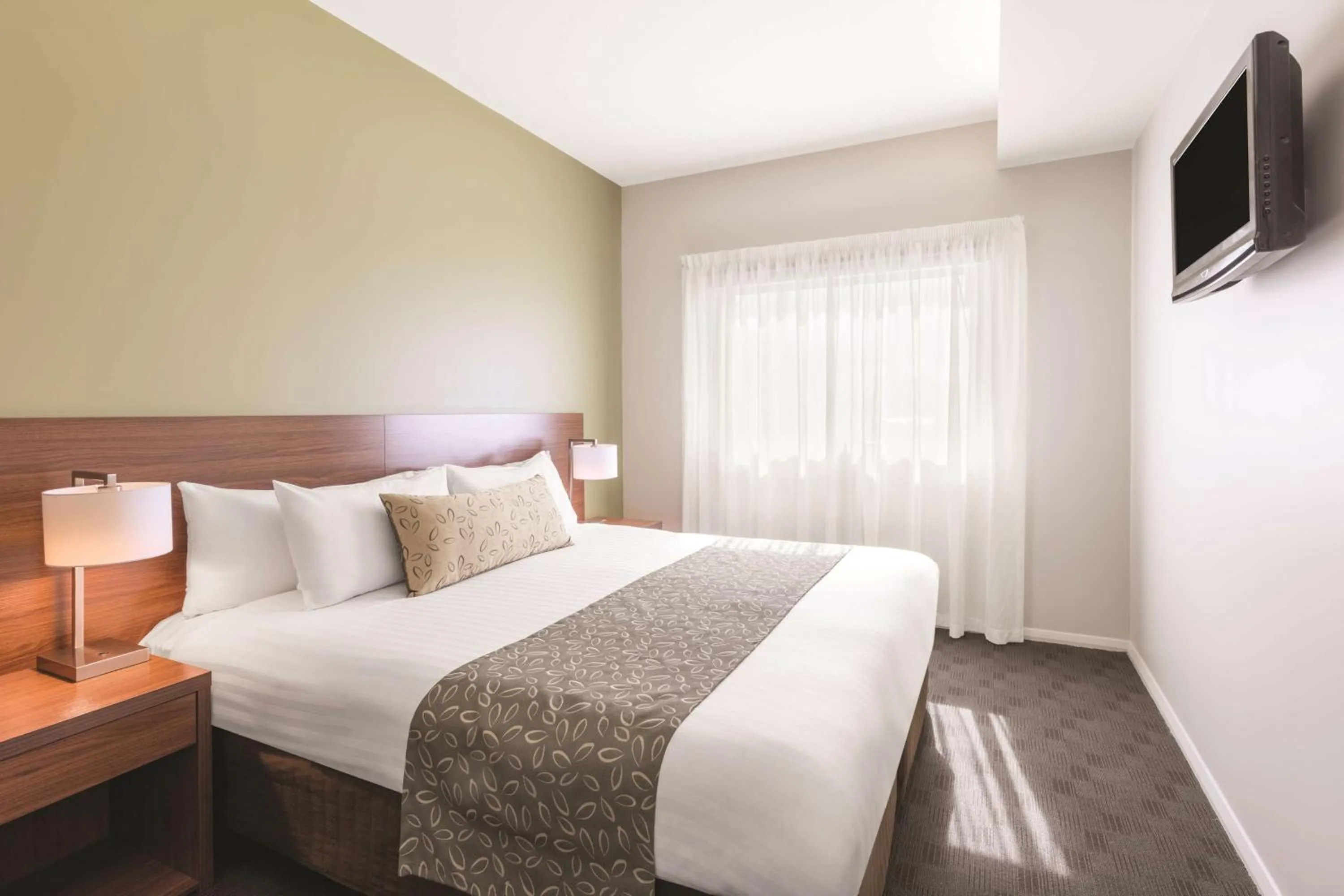 Bedroom, Bed in Travelodge Hotel Hobart Airport