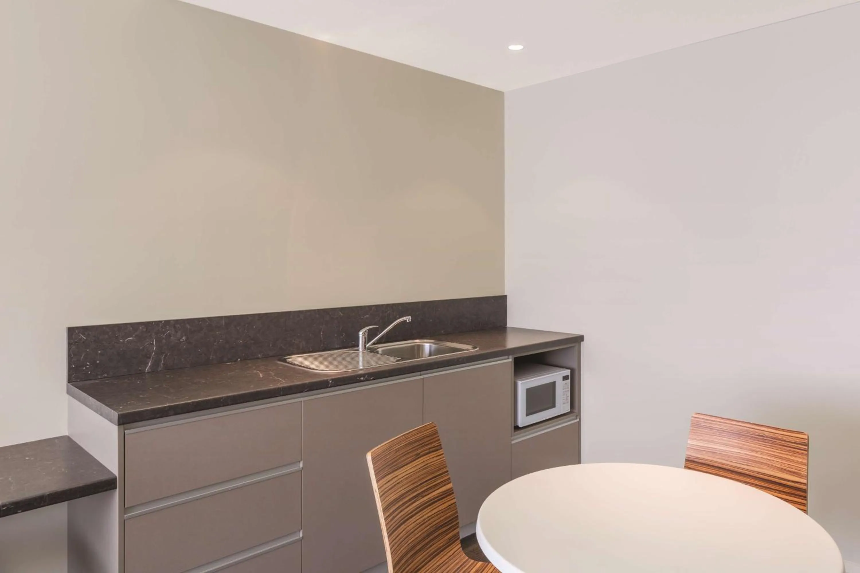 Kitchen or kitchenette in Travelodge Hotel Hobart Airport