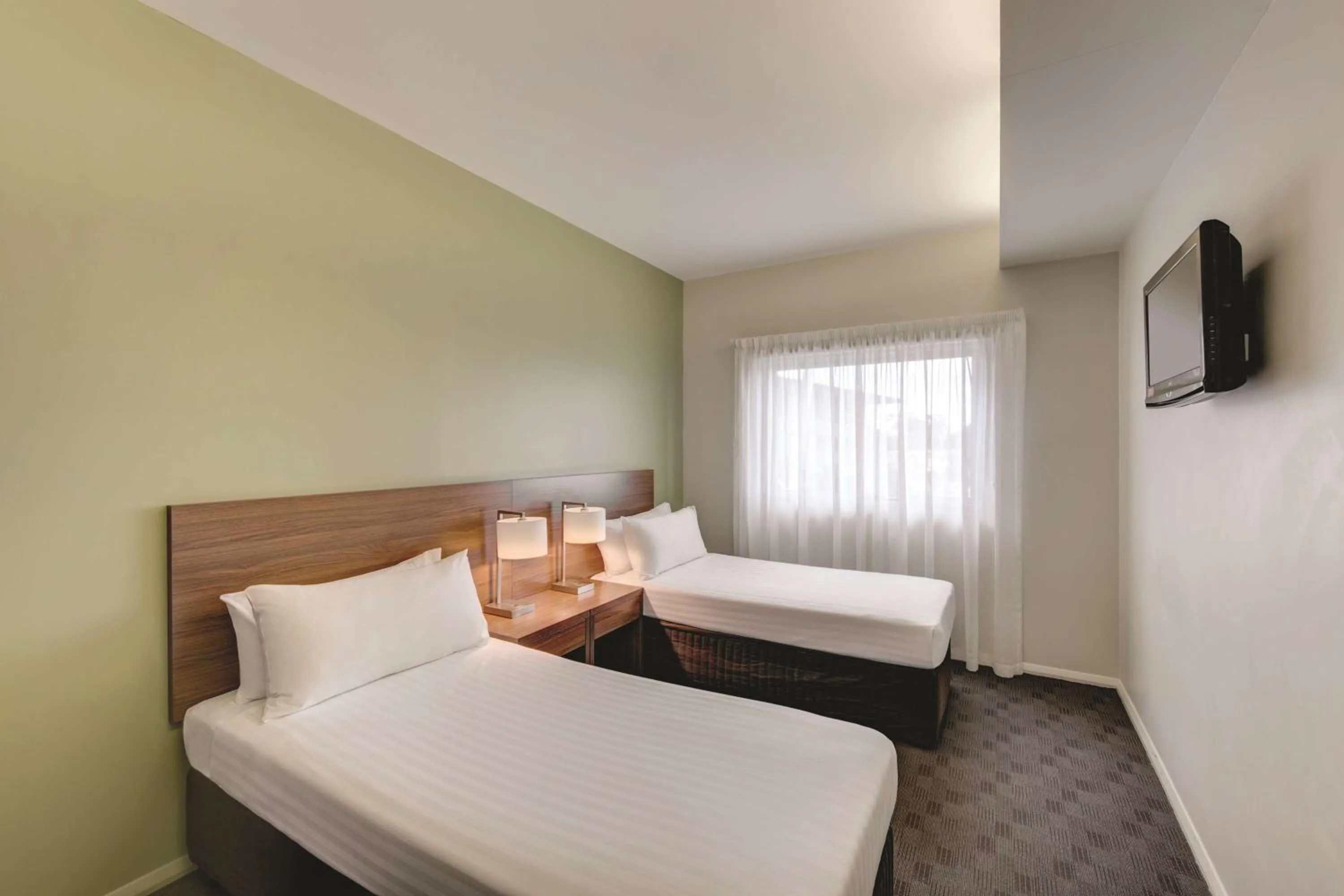 Bedroom, Bed in Travelodge Hotel Hobart Airport