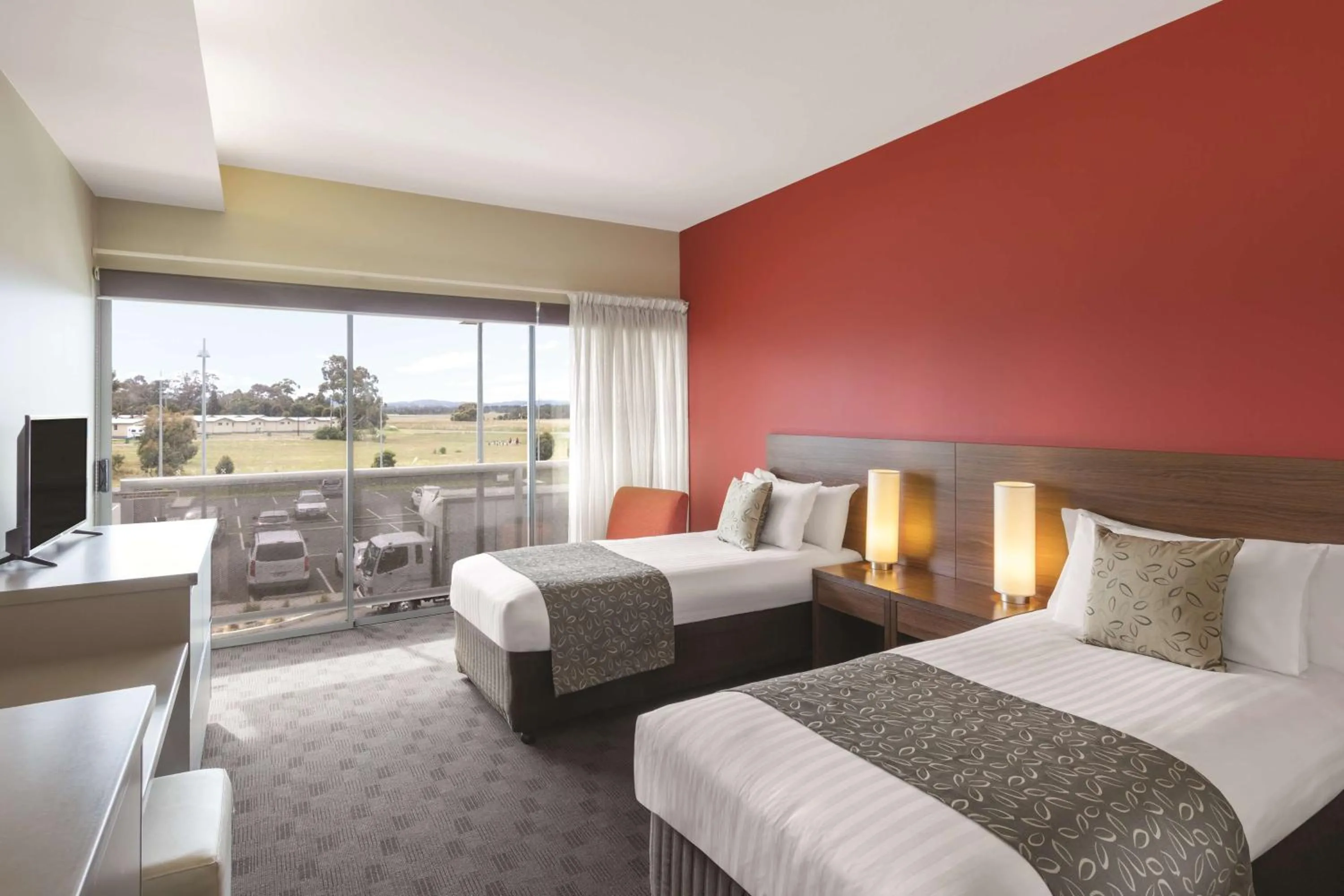 Bedroom, Bed in Travelodge Hotel Hobart Airport