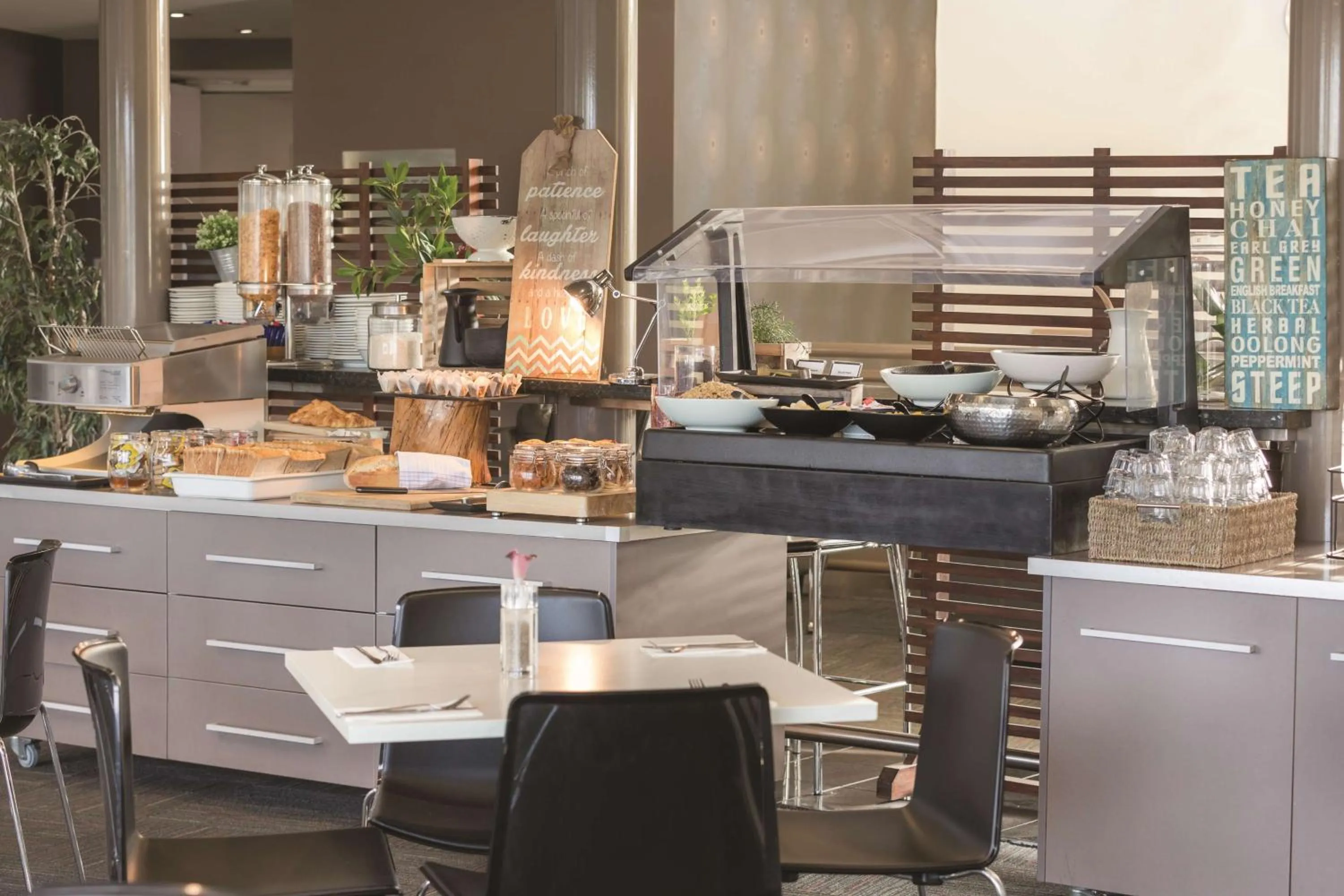 Restaurant/places to eat in Travelodge Hotel Hobart Airport