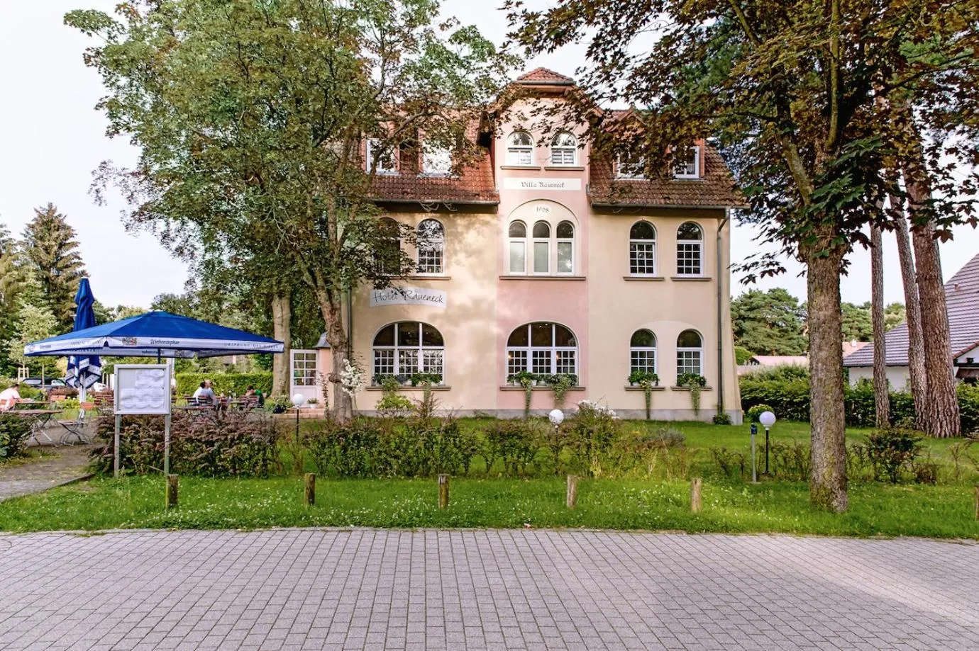 Property building in Hotel & Restaurant Raueneck