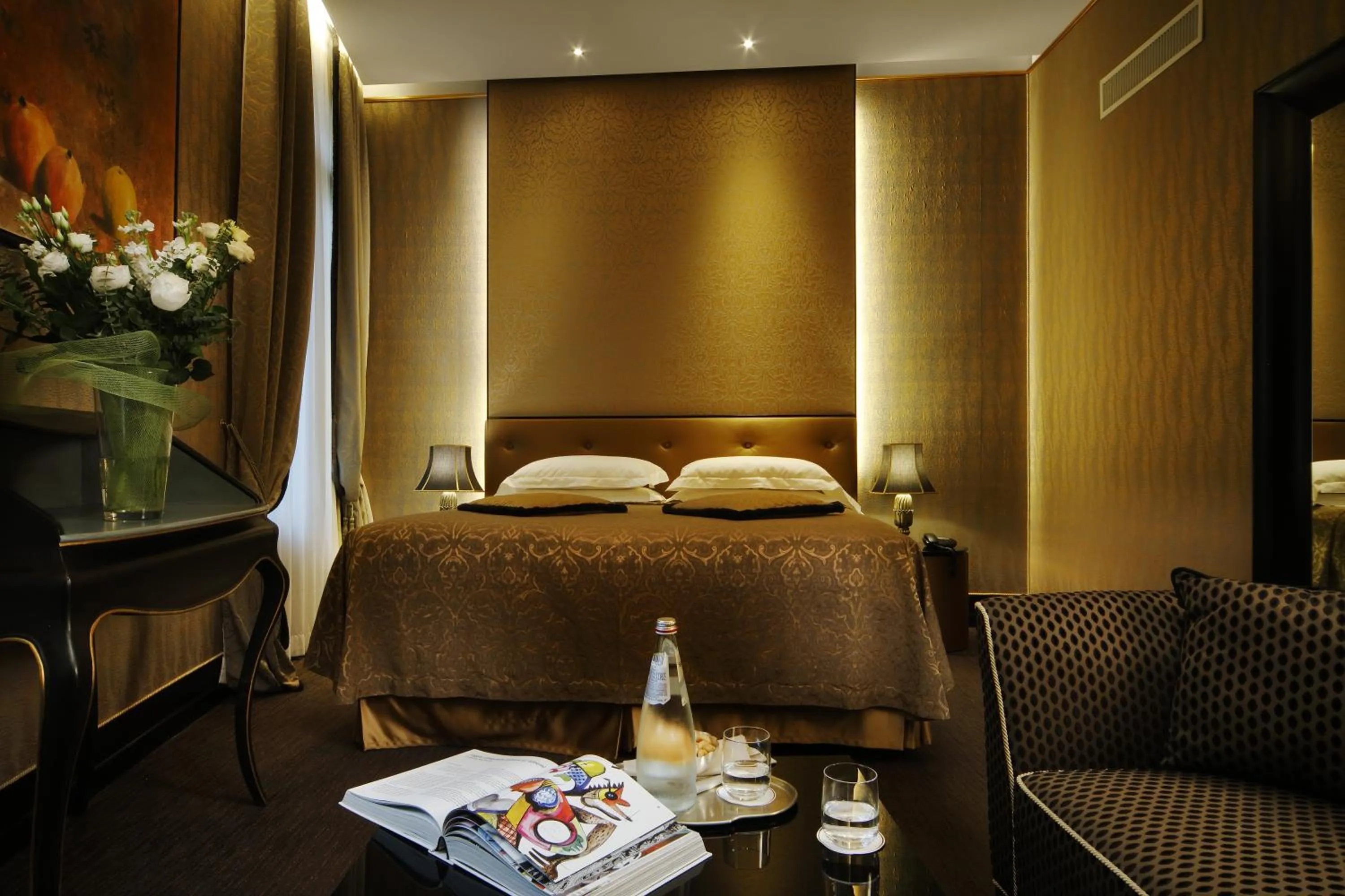 Bedroom, Bed in Aqua Palace