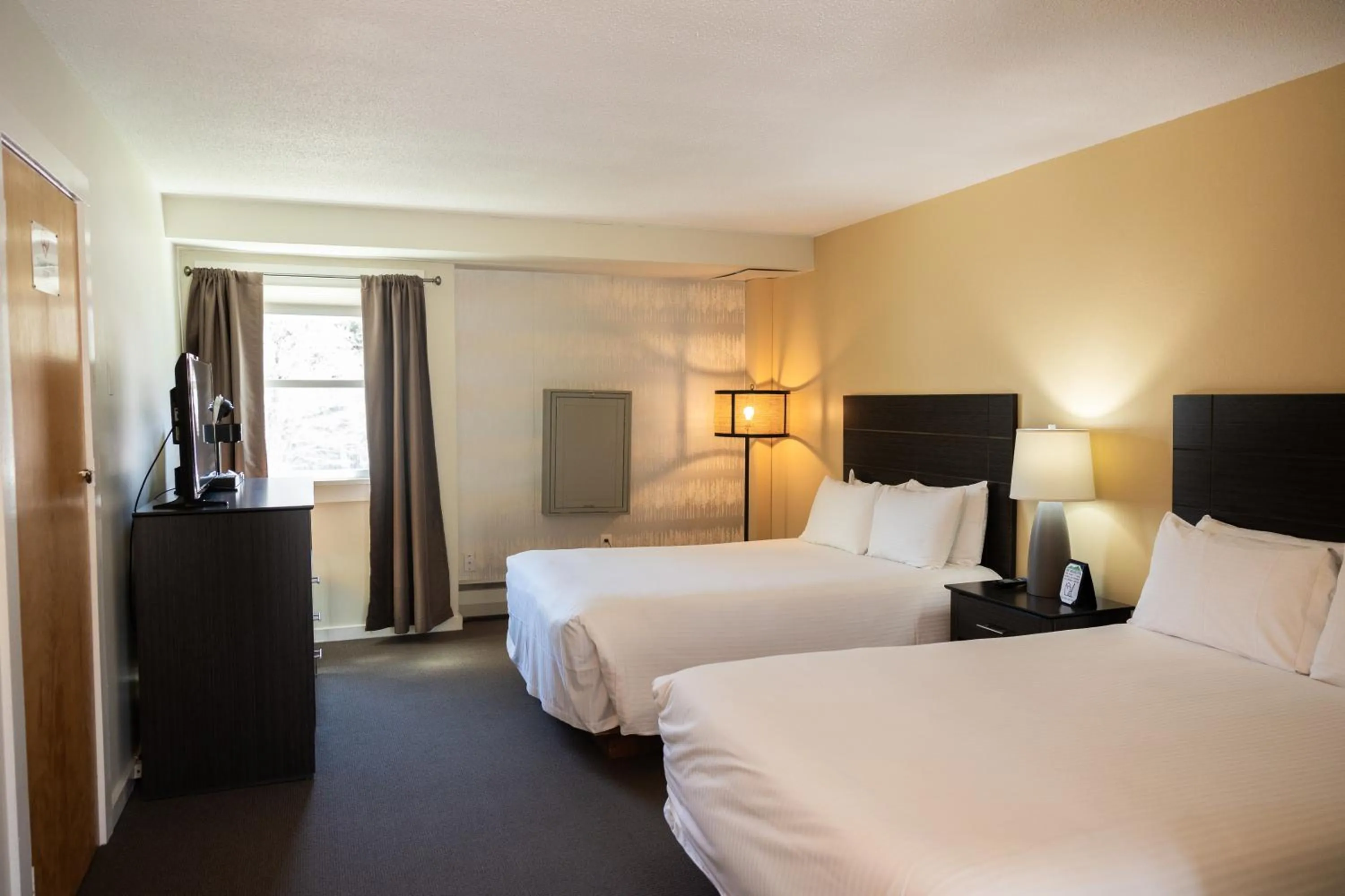 Bed in Clear River Inn and Tavern