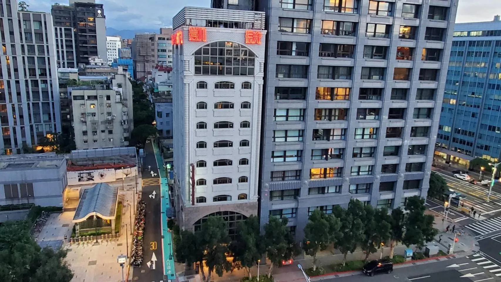 Neighbourhood in KDM Hotel