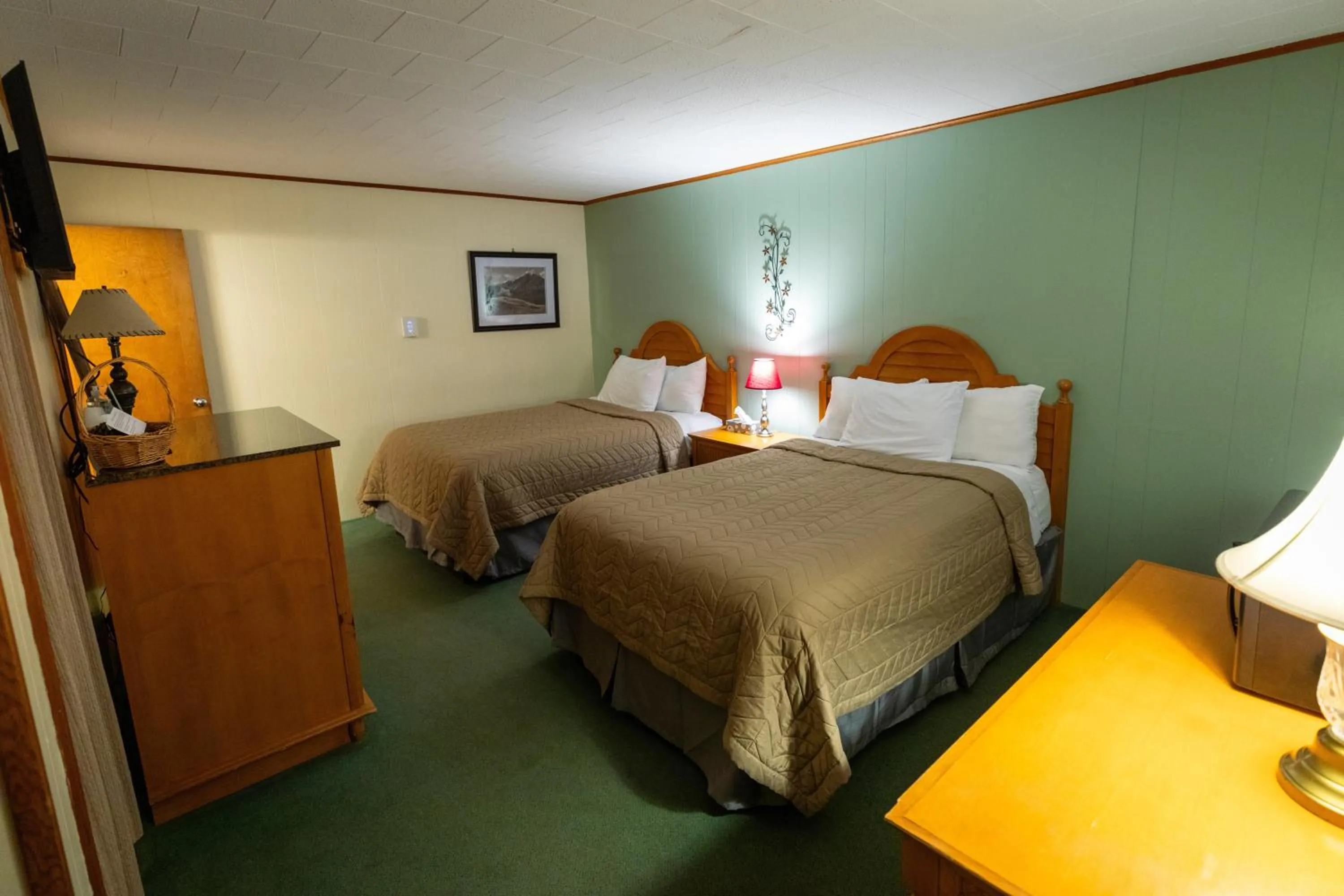 Bed in Jimmy OConnor's Windham Mtn Inn