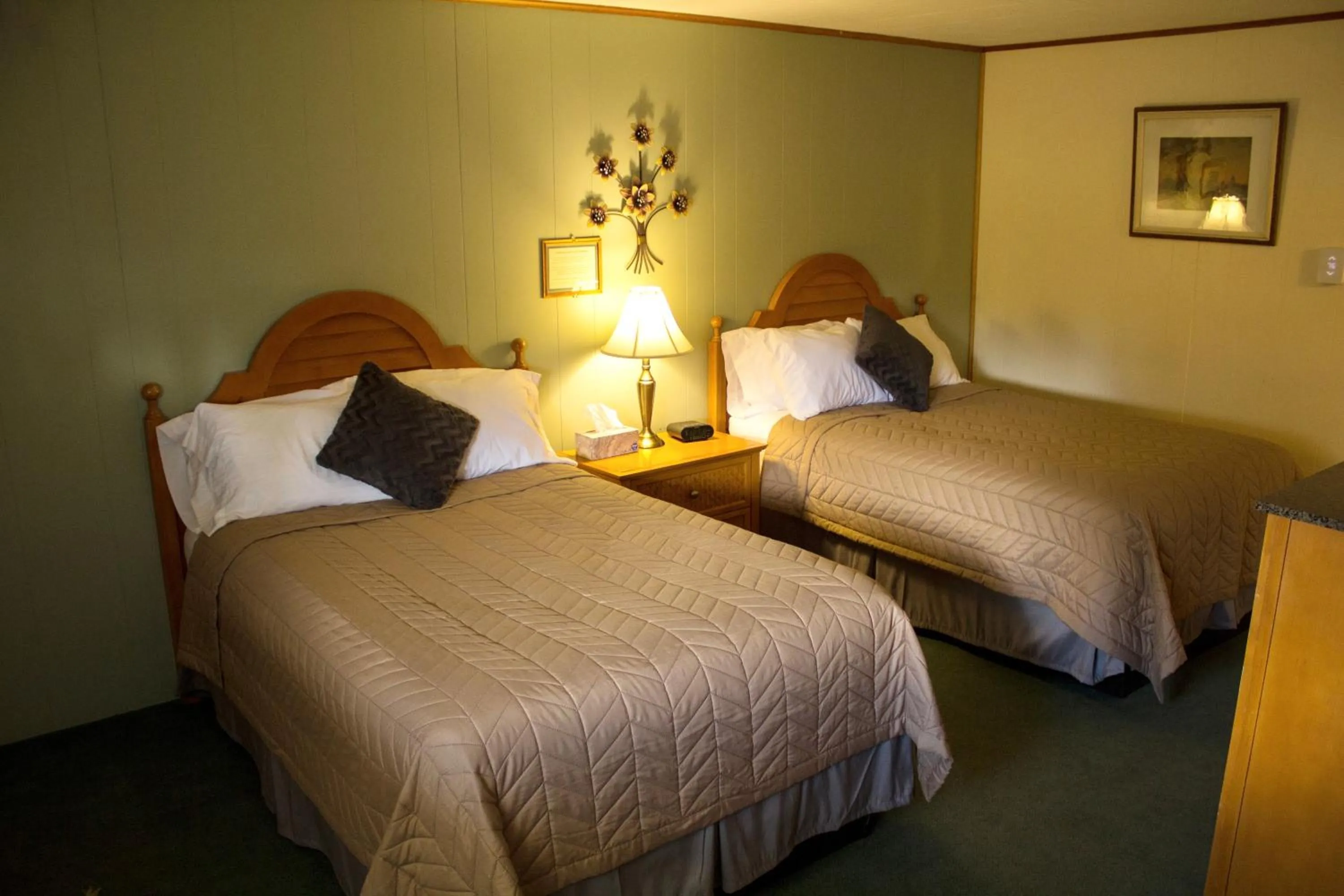 Bed in Jimmy OConnor's Windham Mtn Inn