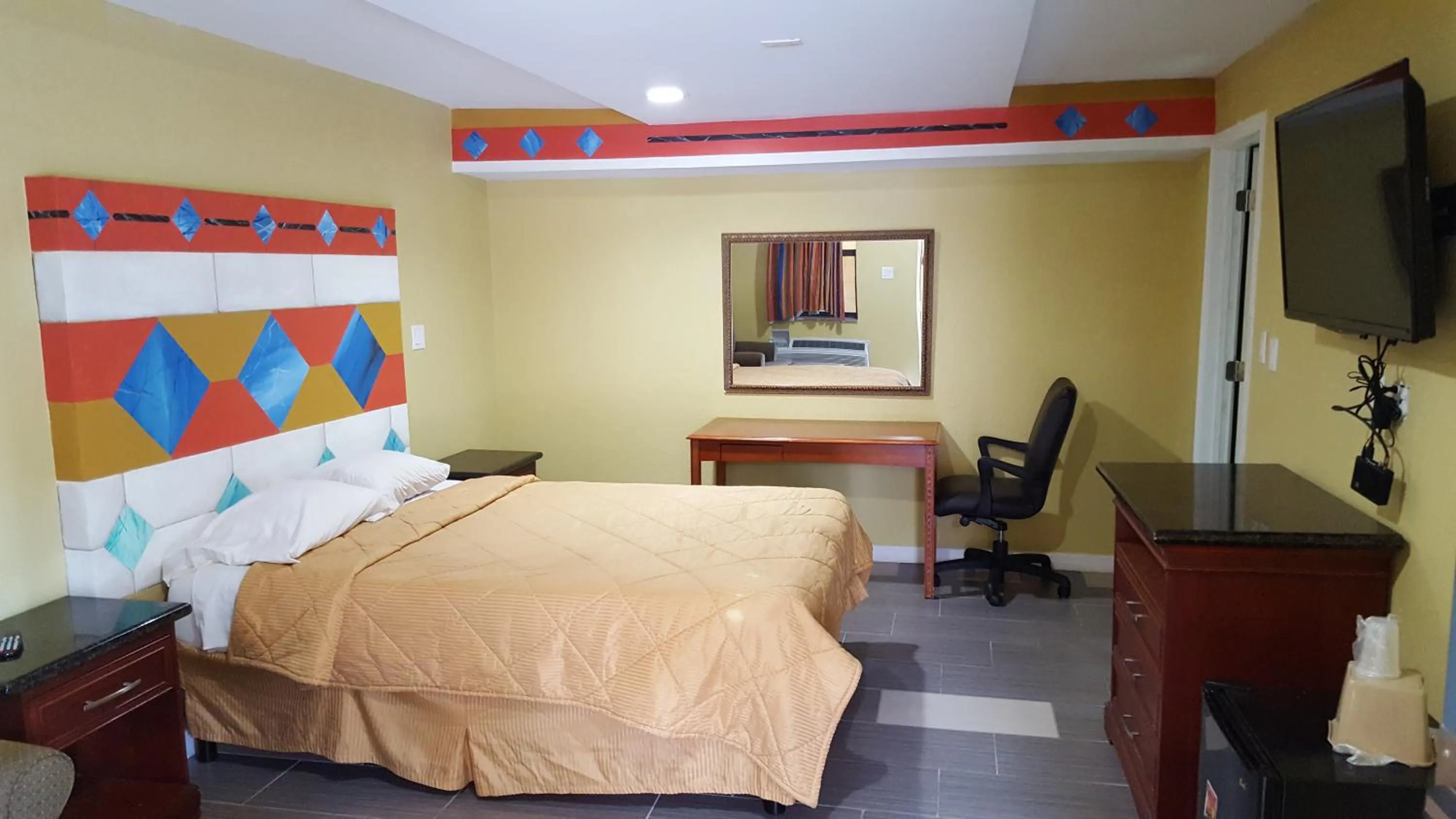 Bedroom, Bed in Budget Motel