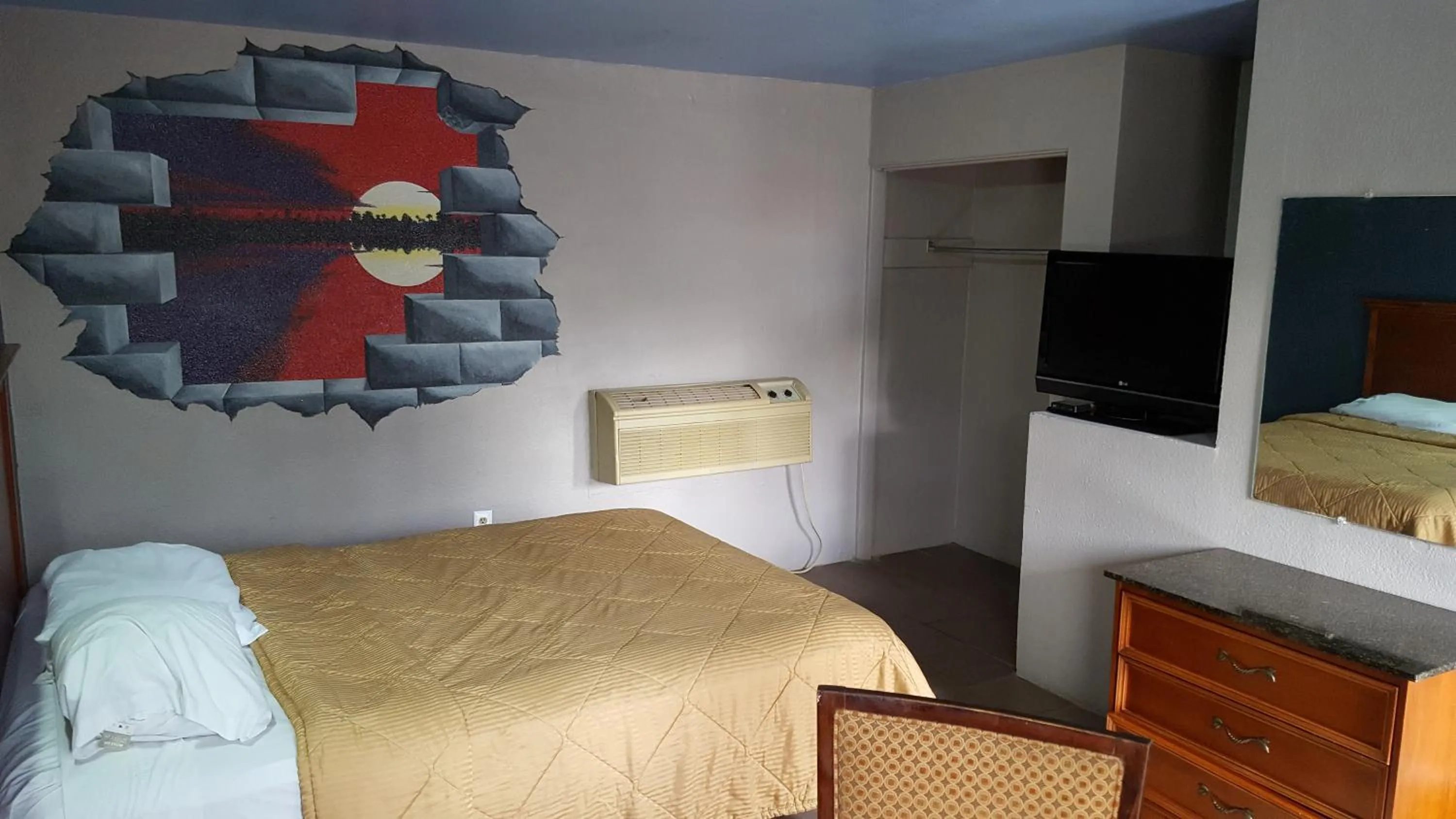 Bedroom, Bed in Budget Motel