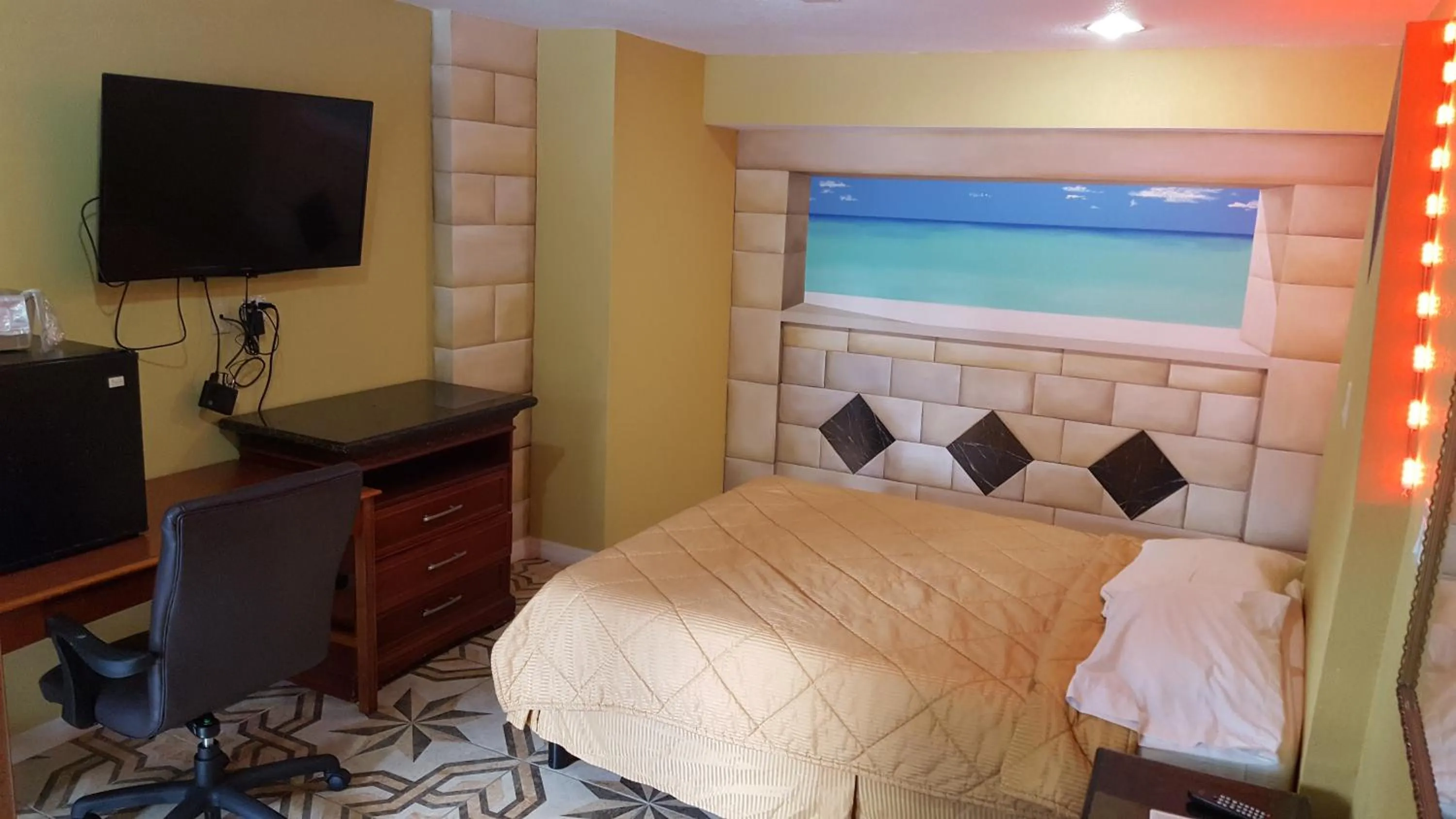 Photo of the whole room, Bed in Budget Motel