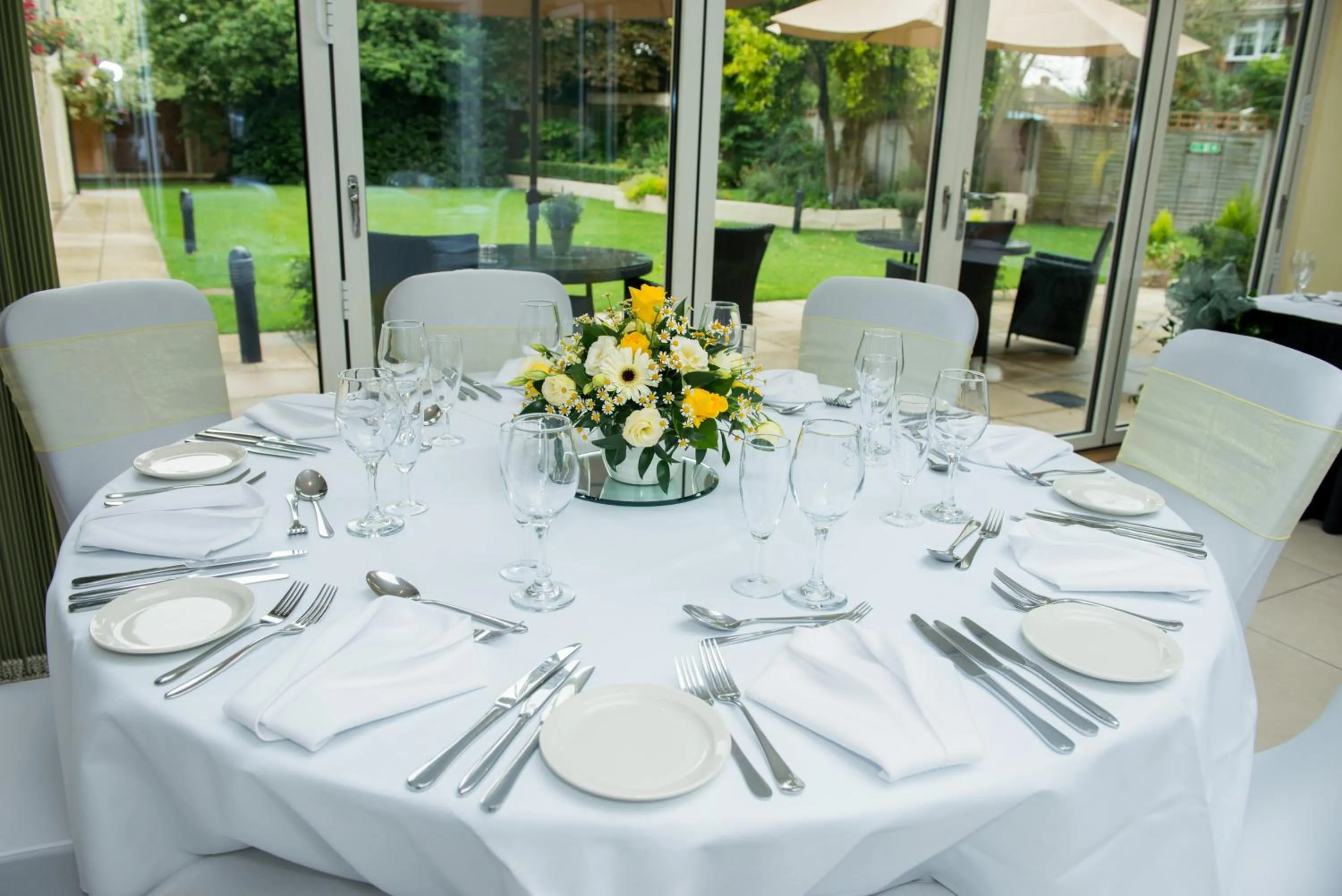 Restaurant/Places to Eat in Stanwell Hotel By Mercure