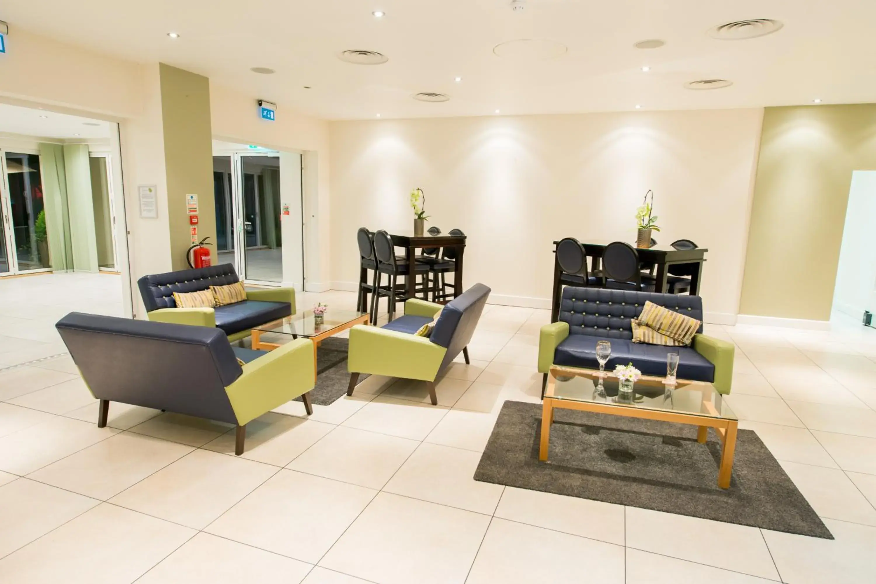 Lounge or bar in Stanwell Hotel By Mercure