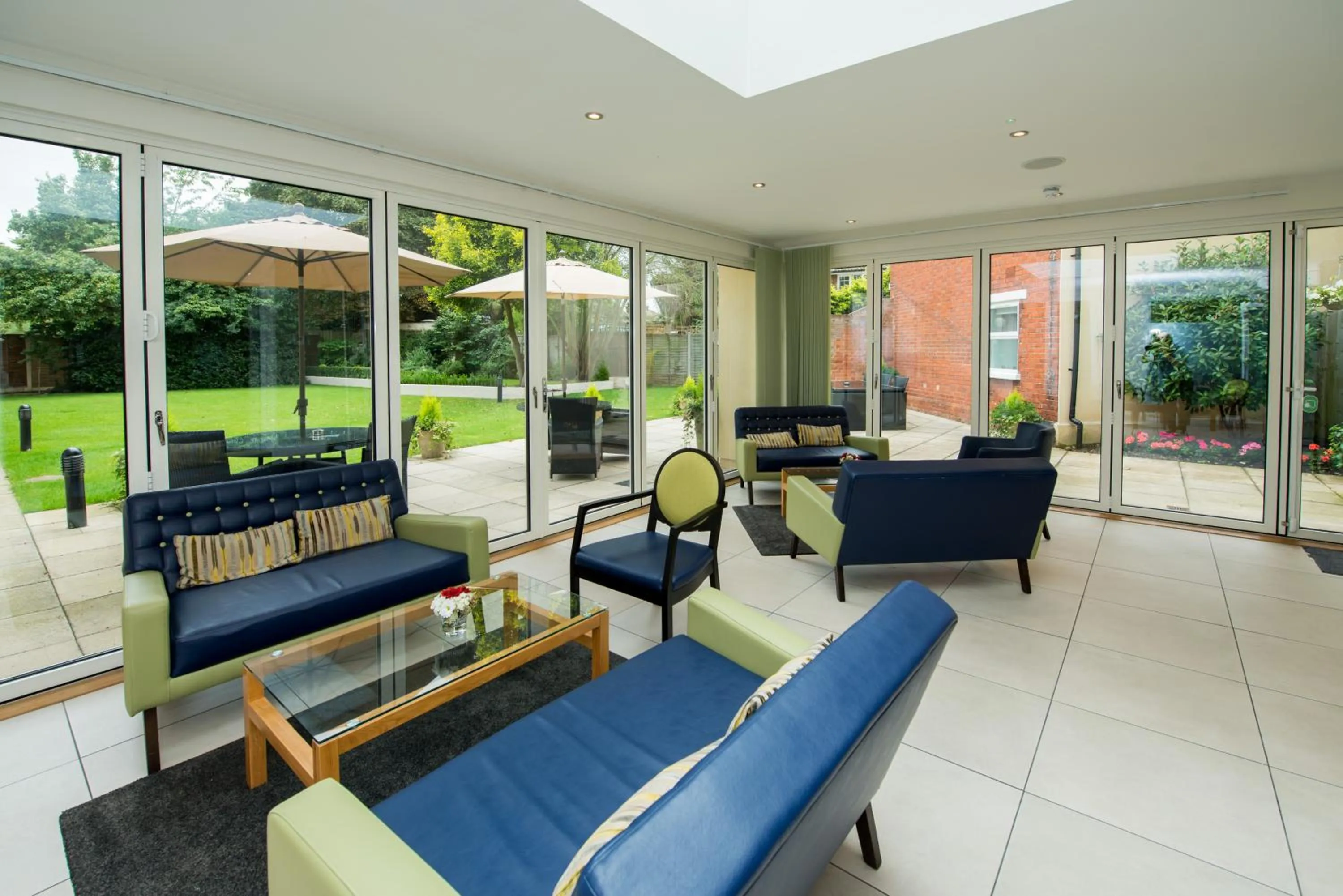 Lounge or bar in Stanwell Hotel By Mercure