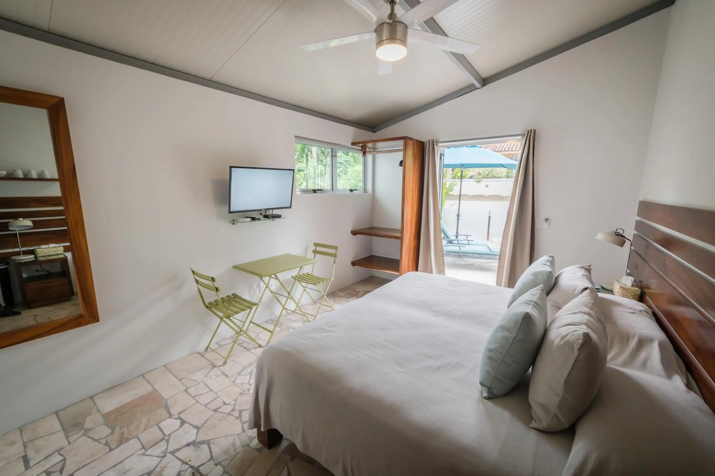 Photo of the whole room, Bed in Anjali Casa Divina