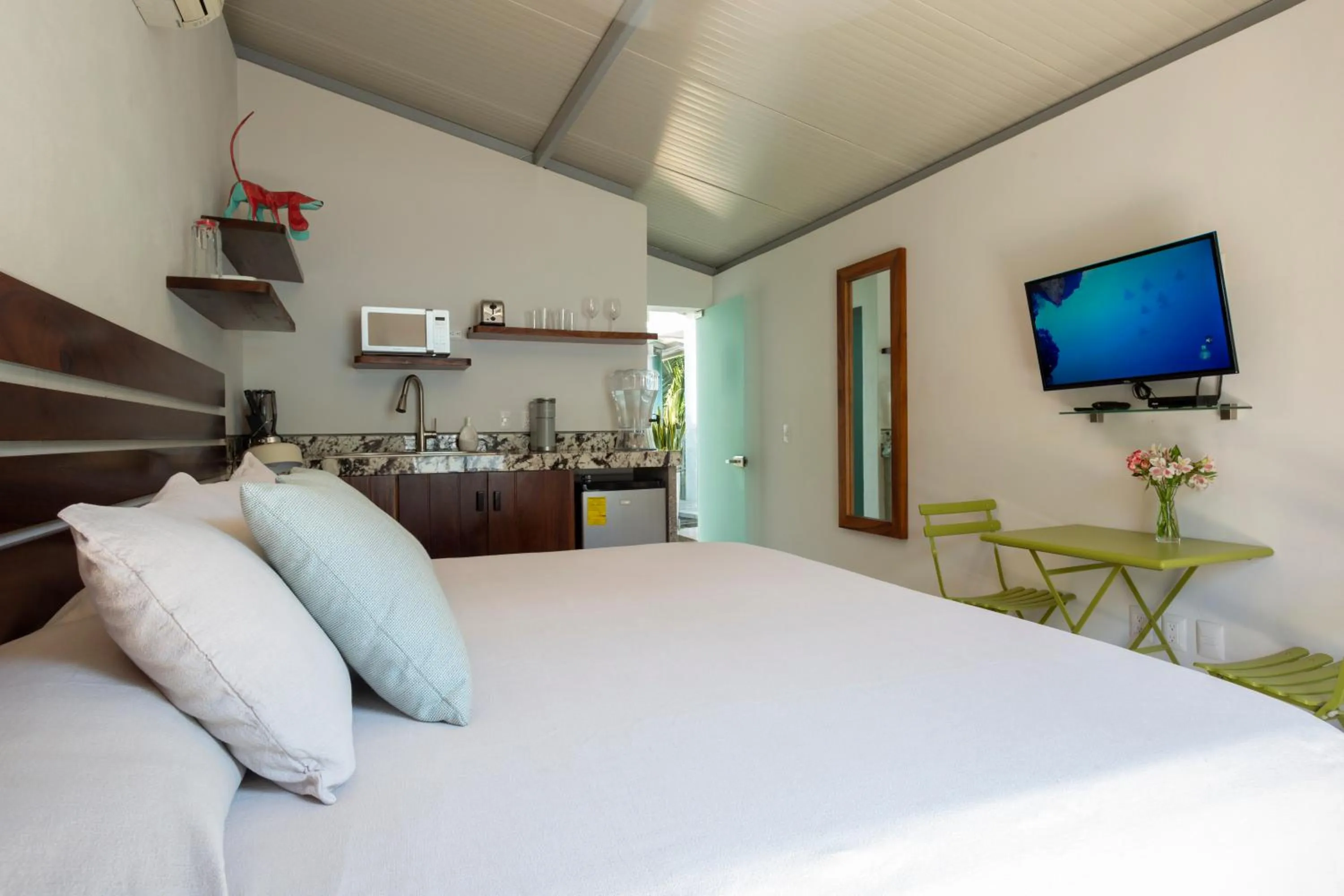 Photo of the whole room, Bed in Anjali Casa Divina