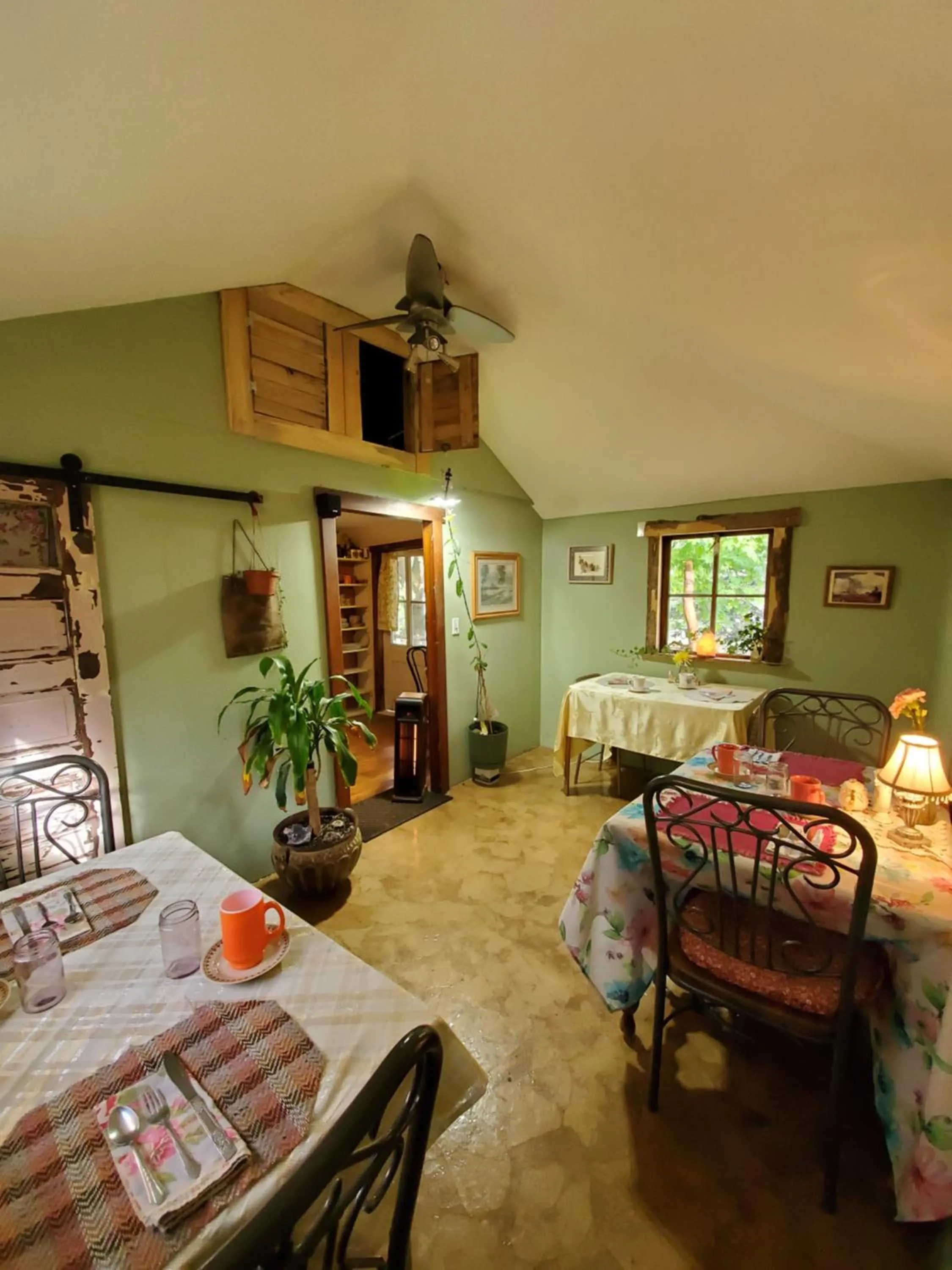 Communal kitchen, Bed in Bristol Cabins