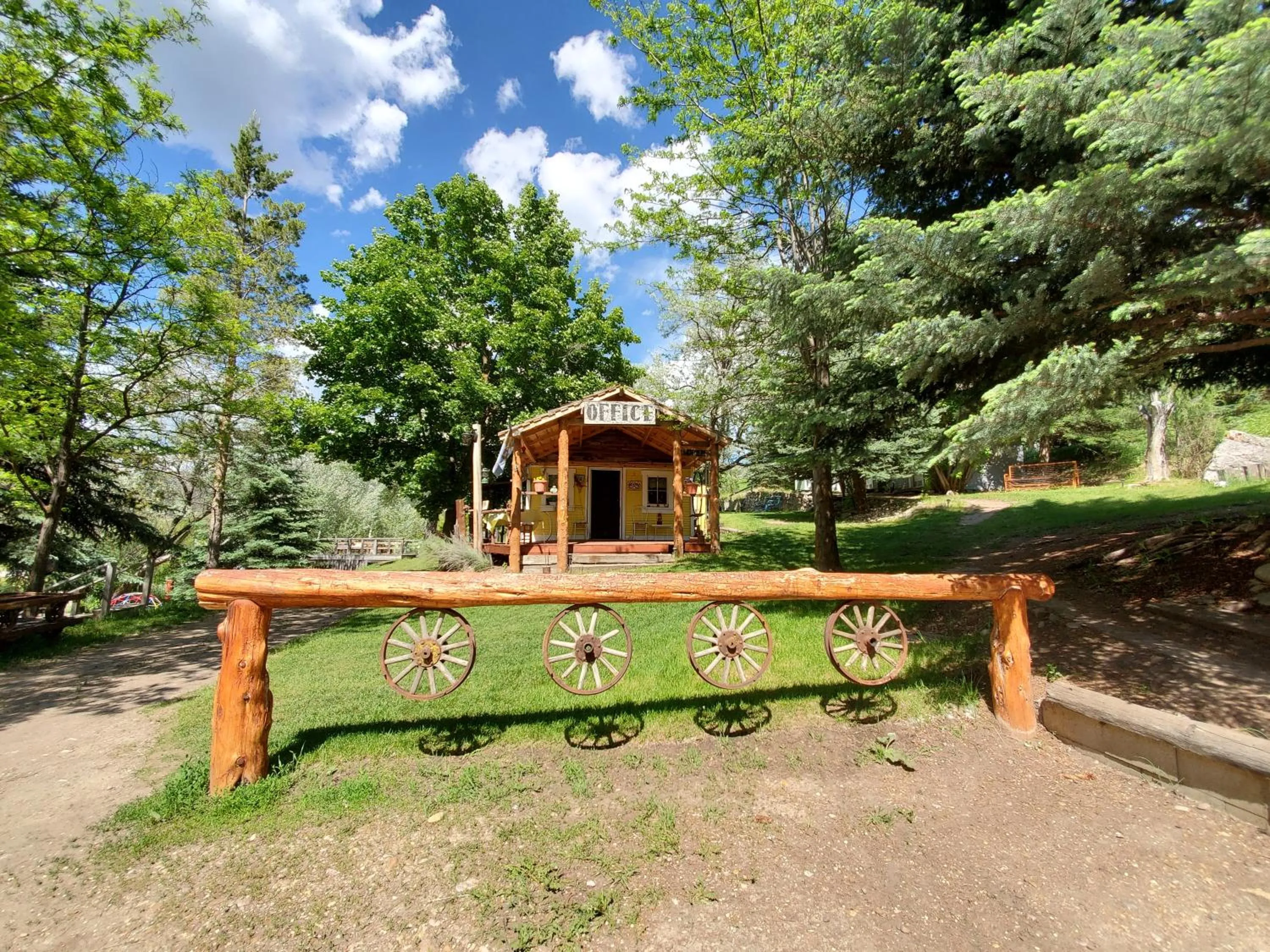 Facade/entrance in Bristol Cabins